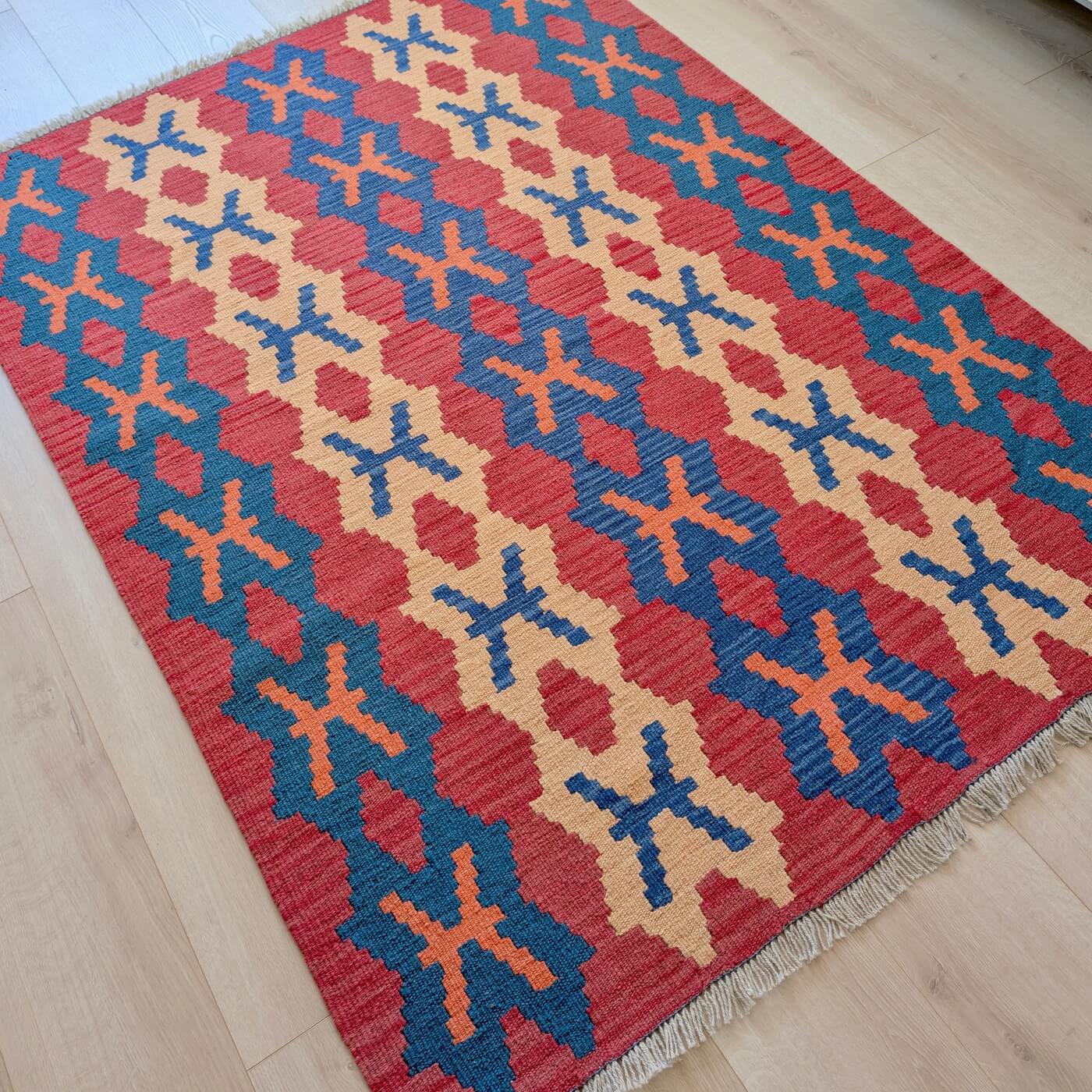 Covor din Lână Țesut Manual Plat - Kilim Gashghai (171cm x 126cm) - model geometric cu forme de X în culorile roșu, albastru și bej - pe perchet