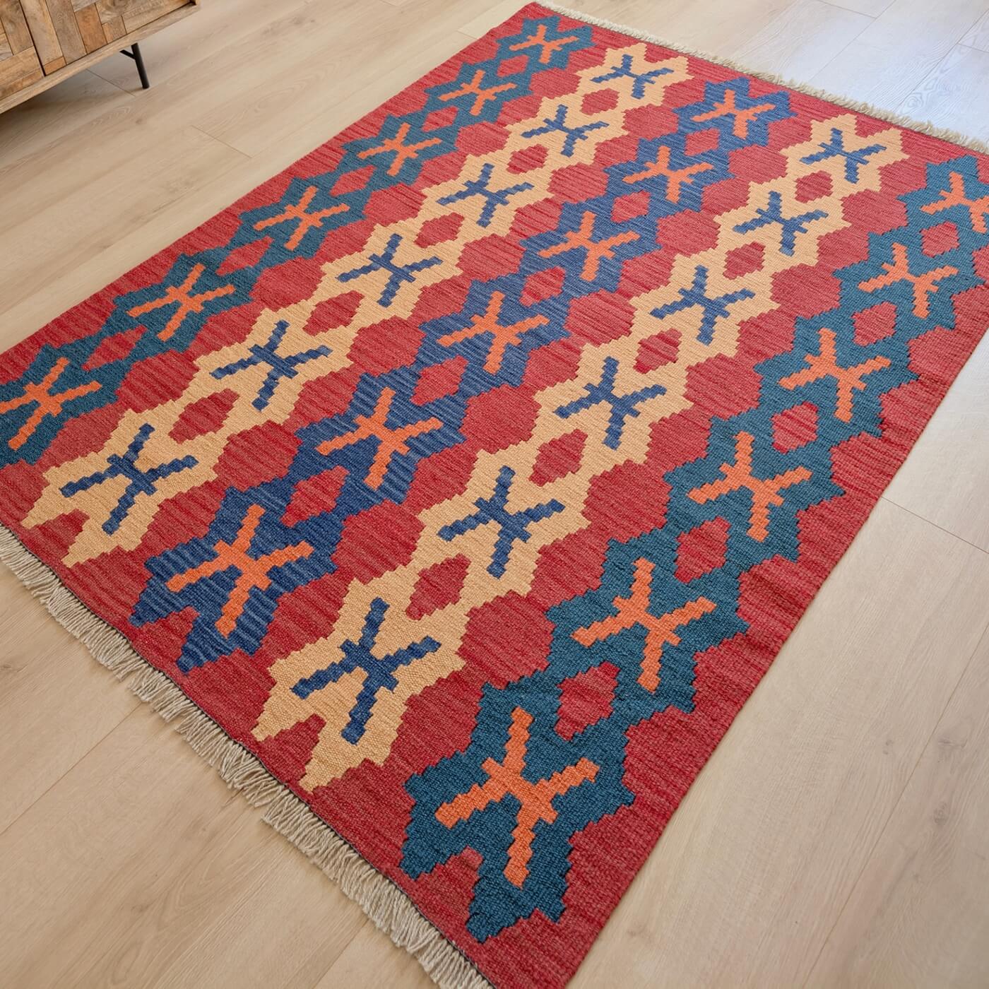 Covor din Lână Țesut Manual Plat - Kilim Gashghai (171cm x 126cm) - model geometric cu forme de X în culorile roșu, albastru și bej - în living