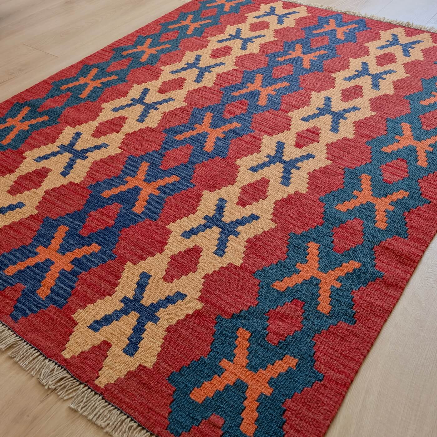Covor din Lână Țesut Manual Plat - Kilim Gashghai (171cm x 126cm) - model geometric cu forme de X în culorile roșu, albastru și bej - de aproape
