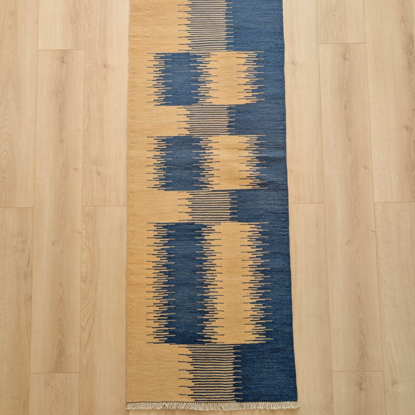 Covor Traversă din Lână Țesut Manual - Kilim Gashghai (193cm x 64cm) - model modern contemporan în două culori - bej natural și albastru - de sus