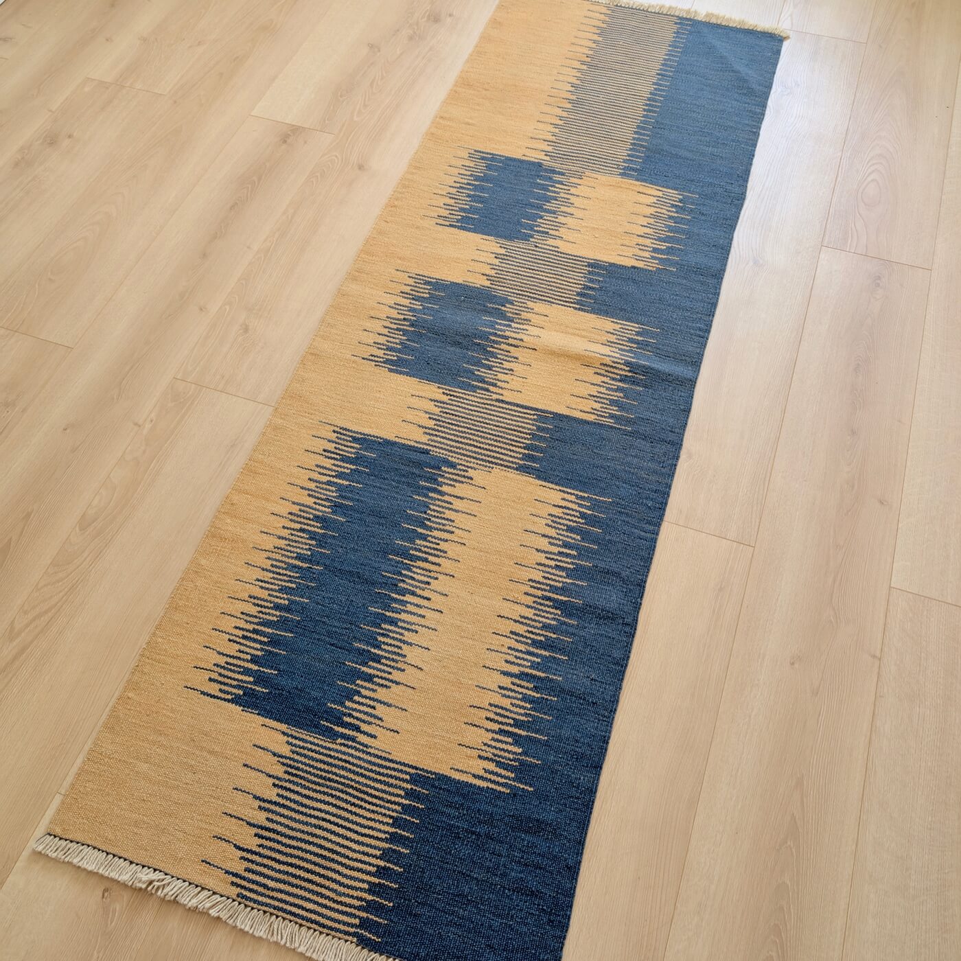 Covor Traversă din Lână Țesut Manual - Kilim Gashghai (193cm x 64cm) - model modern contemporan în două culori - bej natural și albastru - pe podea