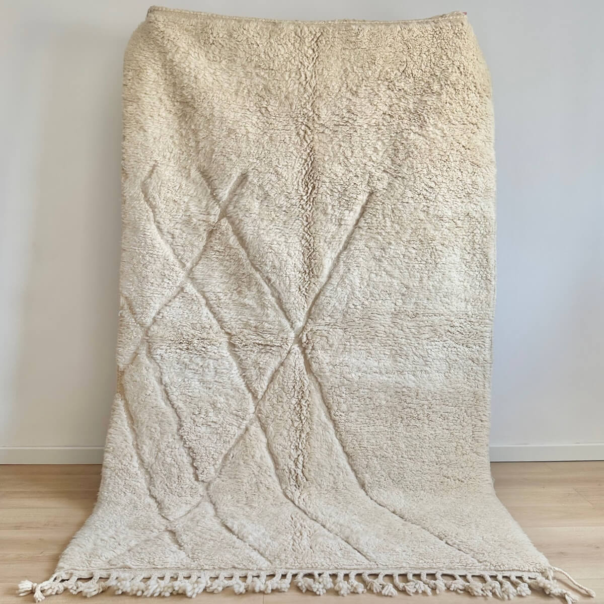 Covor marocan Berber din lana - Beni Ourain 250 x 150- culoare crem cu model asimetric - dens si pufos