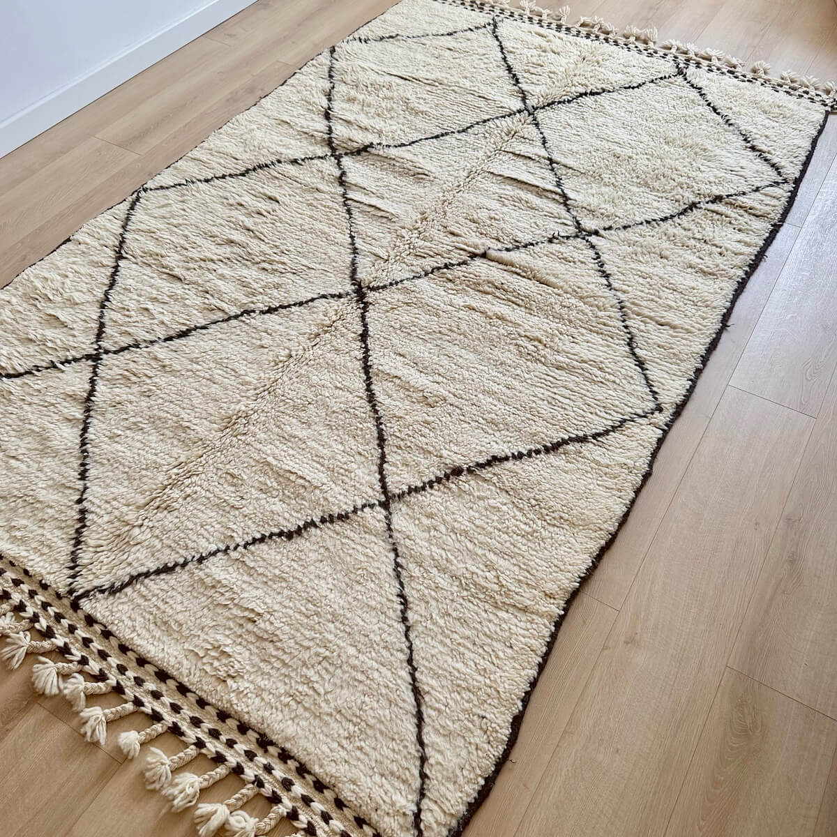 Covor marocan Berber din lana - Beni Ourain (255cm x 155cm) - innodat manual - alb crem cu linii negre - pe podea