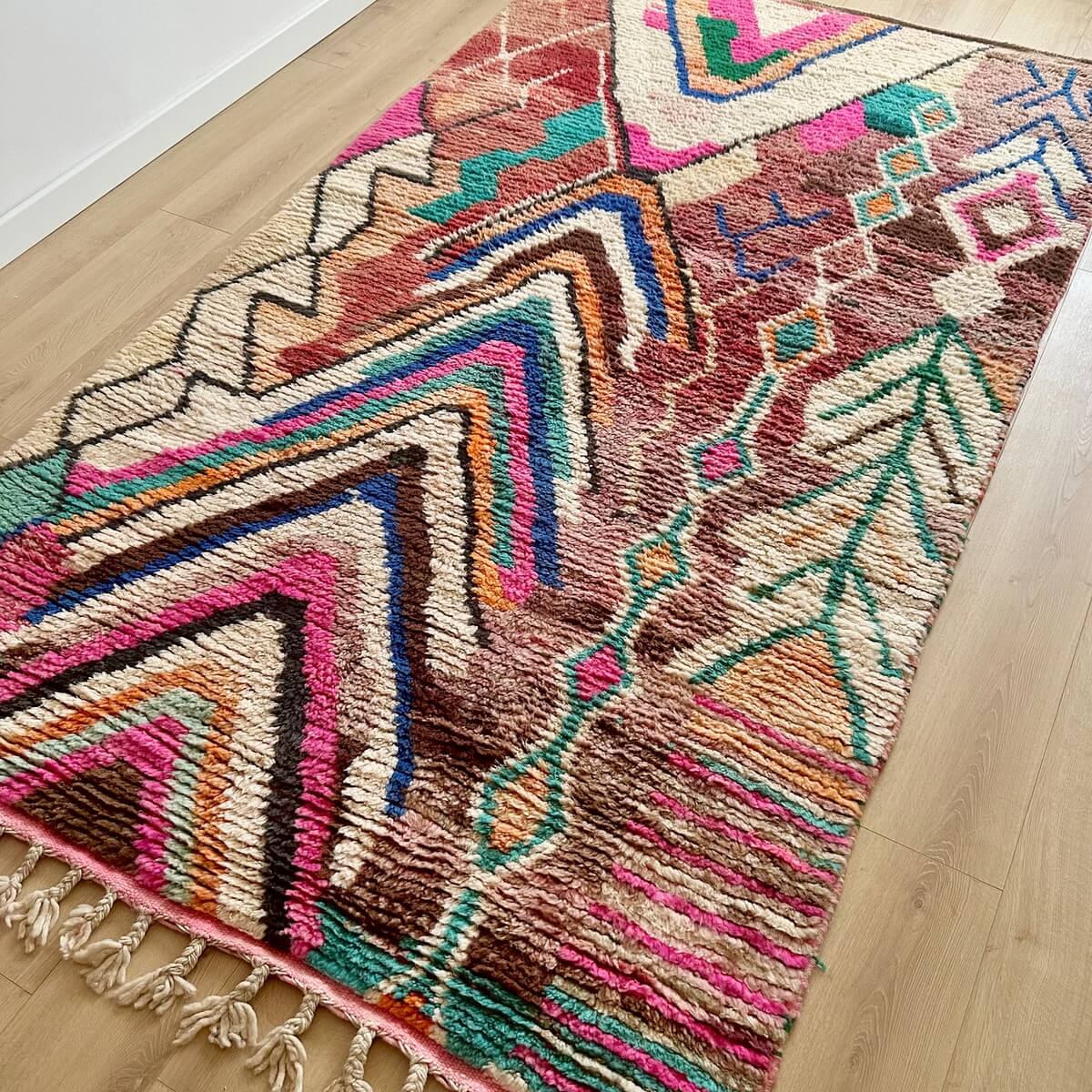 covor din lana pufos si frumos, Boujad multi colorat cu modele vibrante creat manual din lana prin innodare de artizani din Maroc - 250x150 cm, pe podea