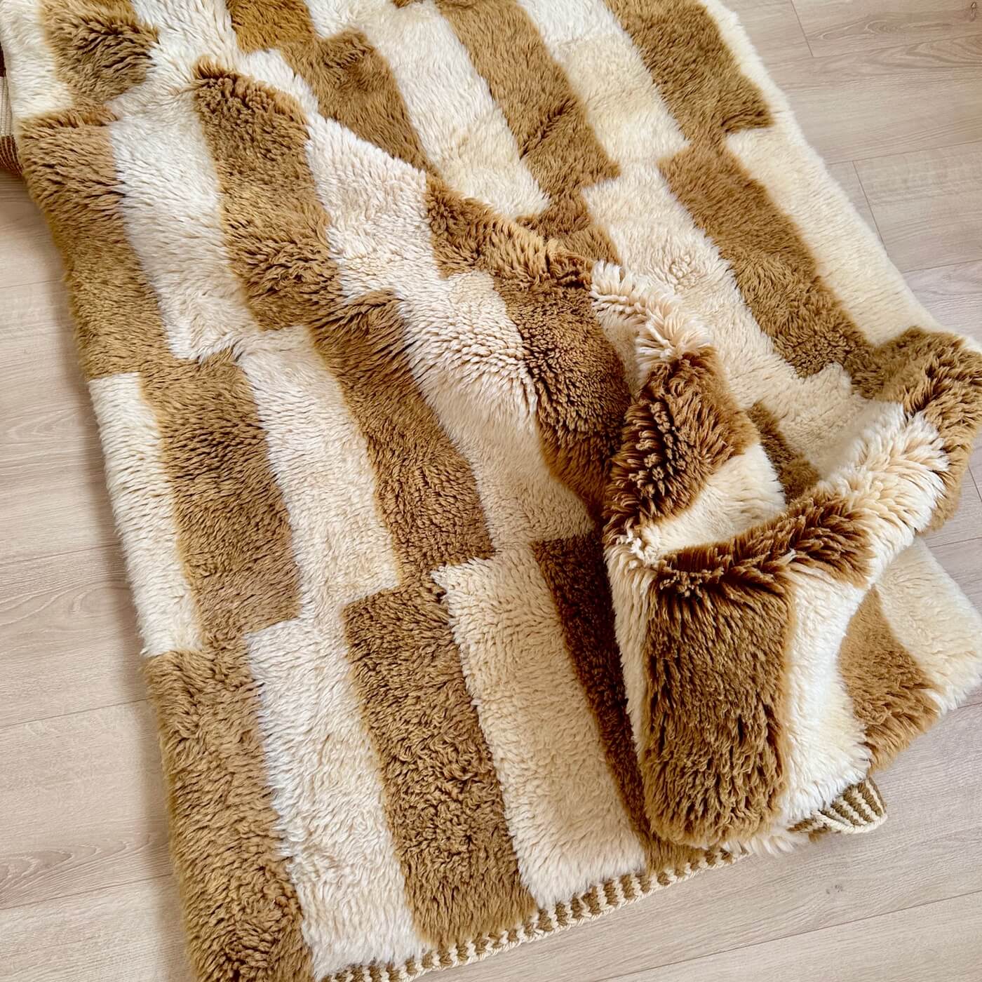 Covor gros și pufos din lână naturală realizat manual în Mrirt, Maroc. Dimensiune mare perfect pentru living sau dormitor- culoare bej maro - deosebit