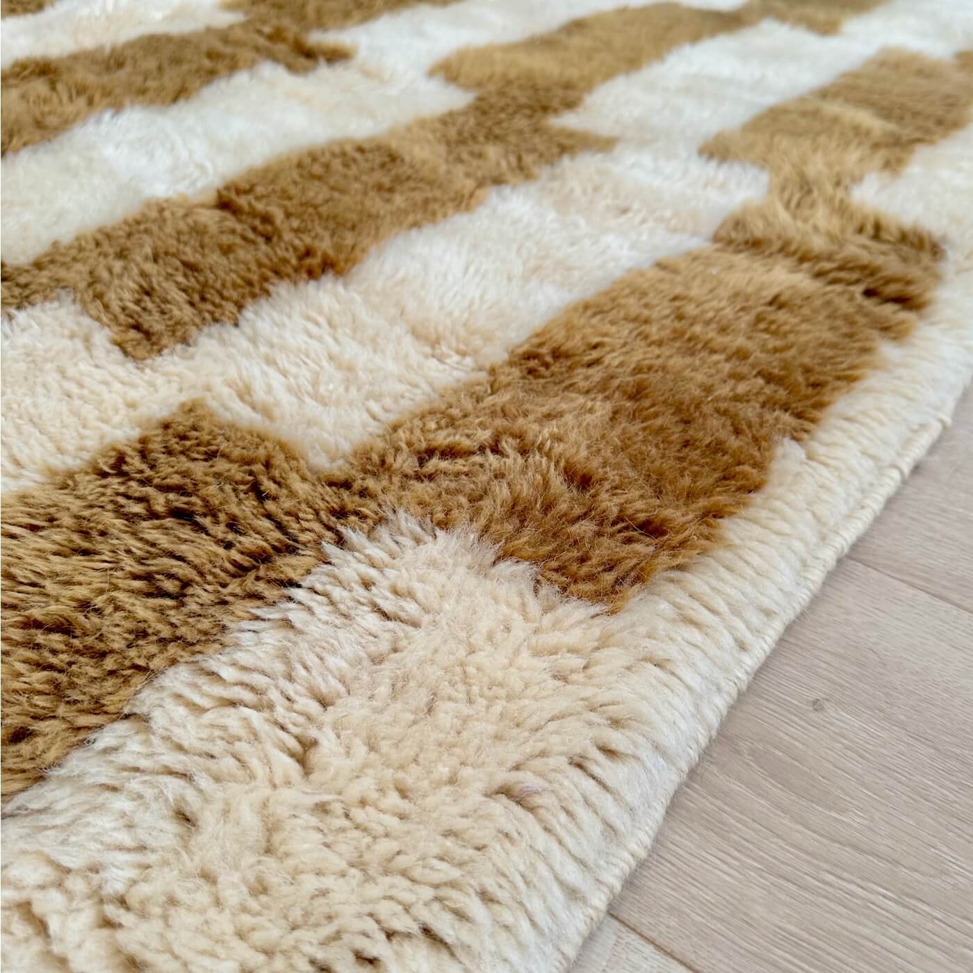 Covor gros și pufos din lână naturală realizat manual în Mrirt, Maroc. Dimensiune mare perfect pentru living sau dormitor- culoare bej maro - zoom