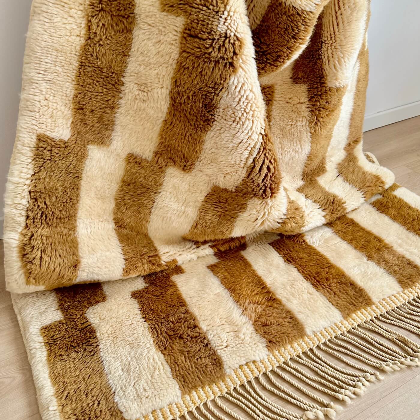 Covor gros și pufos din lână naturală realizat manual în Mrirt, Maroc. Dimensiune mare perfect pentru living sau dormitor- culoare bej maro - covor deosebit