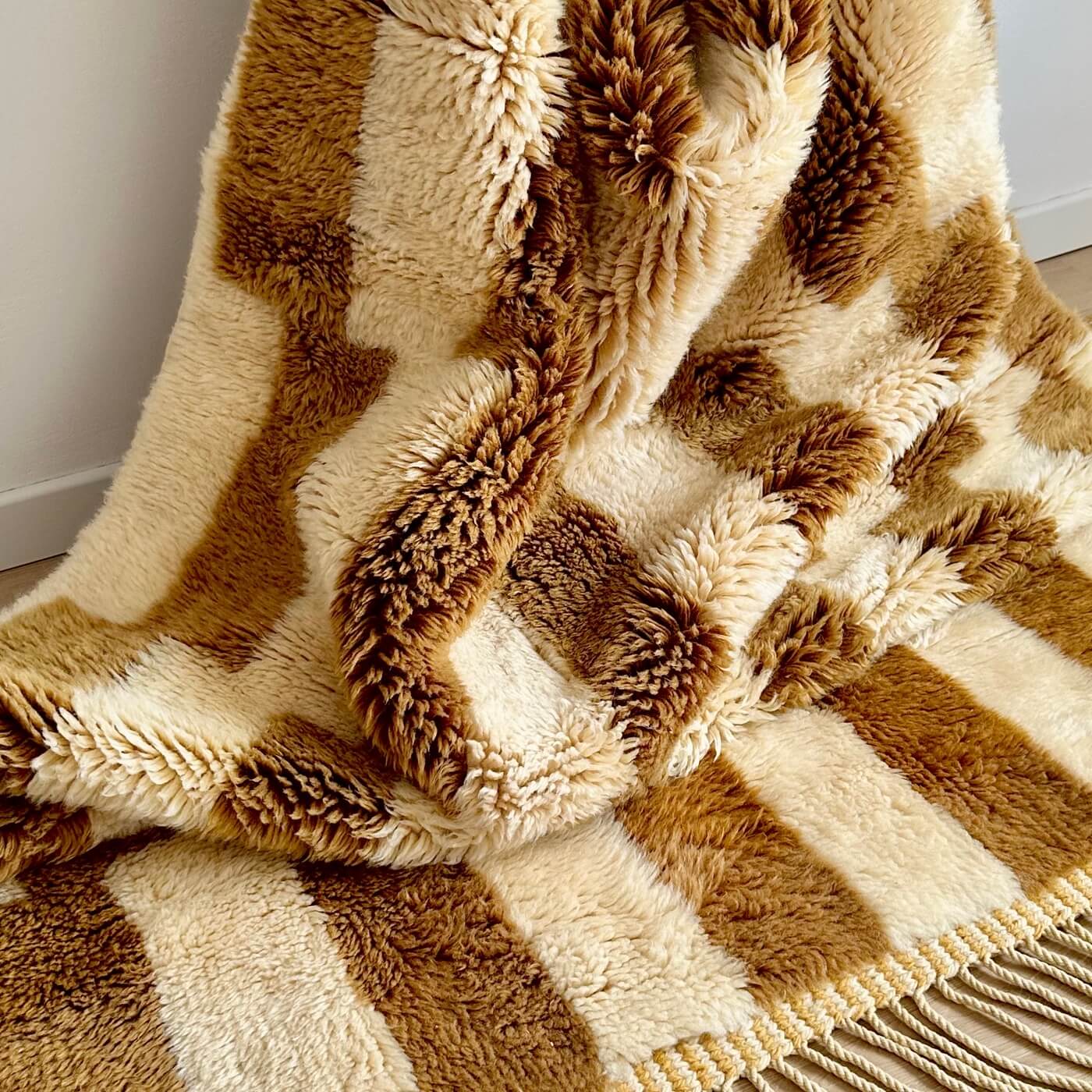 Covor gros și pufos din lână naturală realizat manual în Mrirt, Maroc. Dimensiune mare perfect pentru living sau dormitor- culoare bej maro - covor frumos