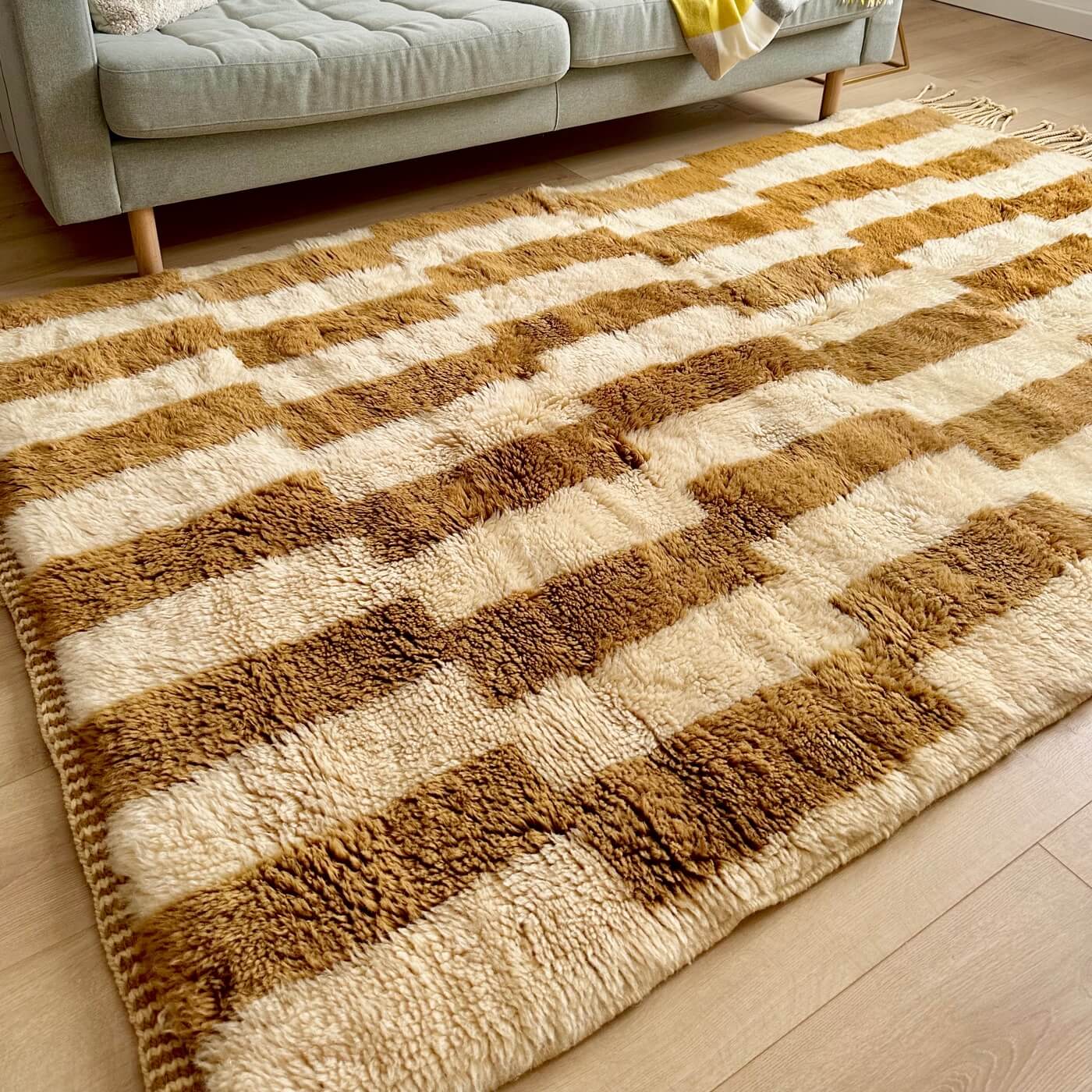 Covor gros și pufos din lână naturală realizat manual în Mrirt, Maroc. Dimensiune mare perfect pentru living sau dormitor- culoare bej maro - în living