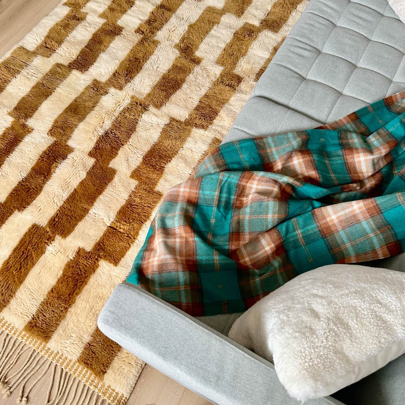 Covor gros și pufos din lână naturală realizat manual în Mrirt, Maroc. Dimensiune mare perfect pentru living sau dormitor- culoare bej maro - în fața canapelei