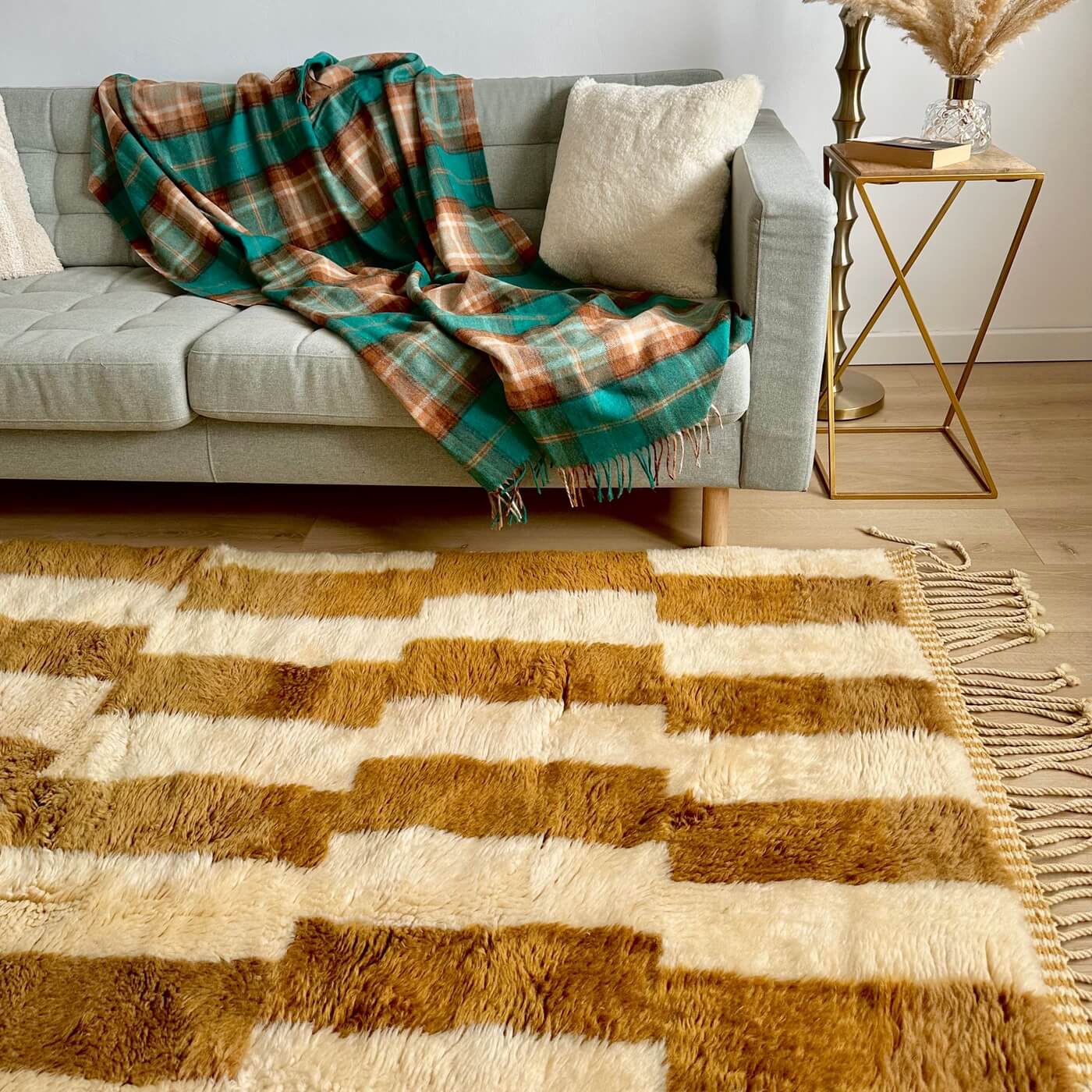 Covor gros și pufos din lână naturală realizat manual în Mrirt, Maroc. Dimensiune mare perfect pentru living sau dormitor- culoare bej maro - lifestyle