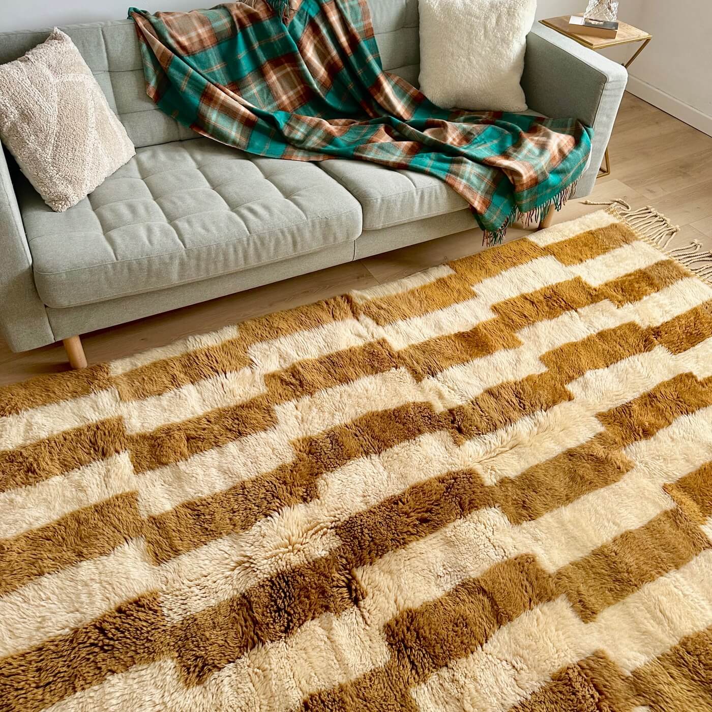 Covor gros și pufos din lână naturală realizat manual în Mrirt, Maroc. Dimensiune mare perfect pentru living sau dormitor- culoare bej maro - lifestyle 2