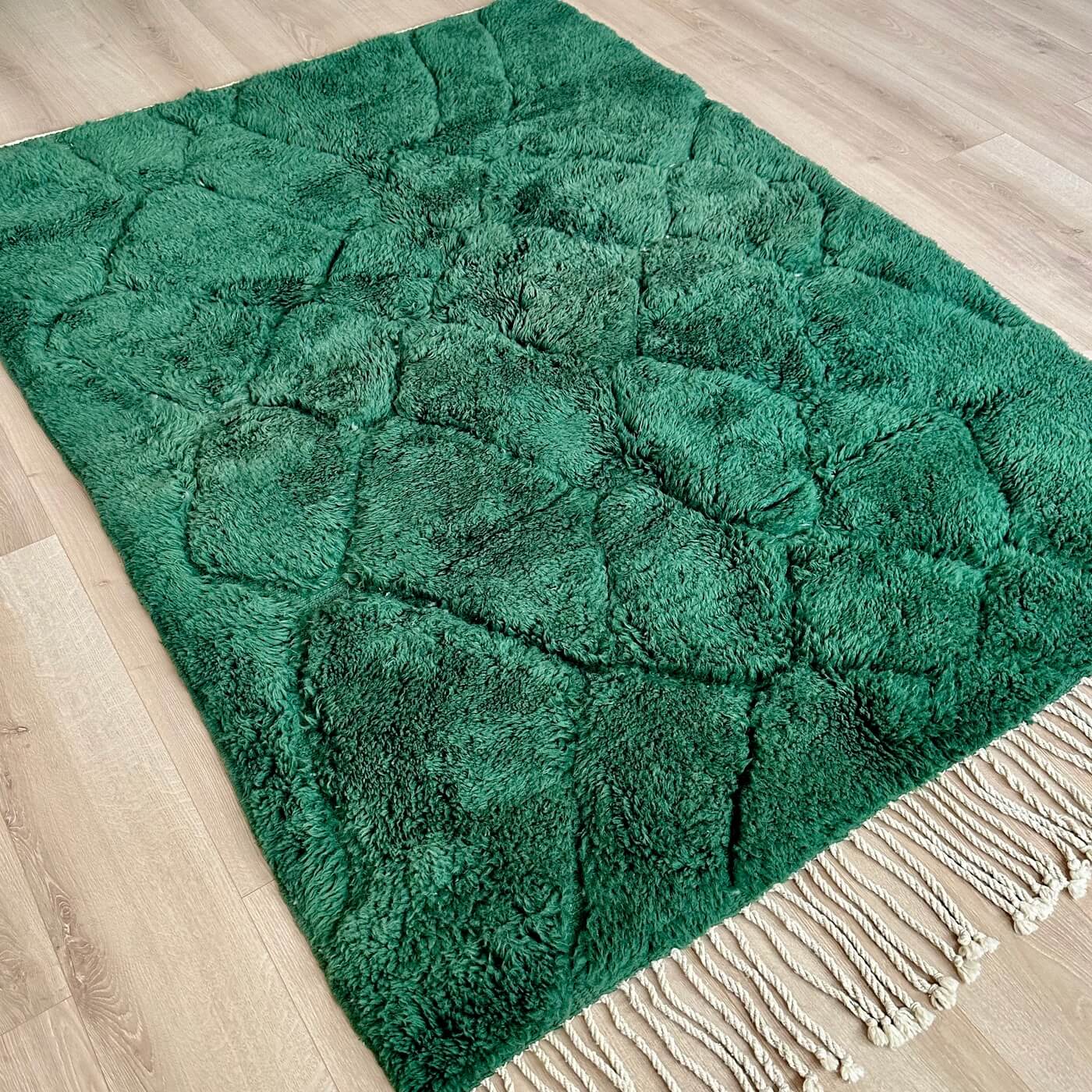 Covor gros și pufos din lână naturală realizat manual în Mrirt, Maroc. Perfect pentru living sau dormitor - dimensiune medie în culoarea verde esmerald - pe podea