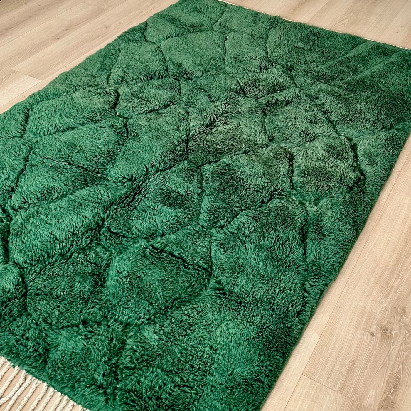 Covor gros și pufos din lână naturală realizat manual în Mrirt, Maroc. Perfect pentru living sau dormitor - dimensiune medie în culoarea verde esmerald - întins pe parchet