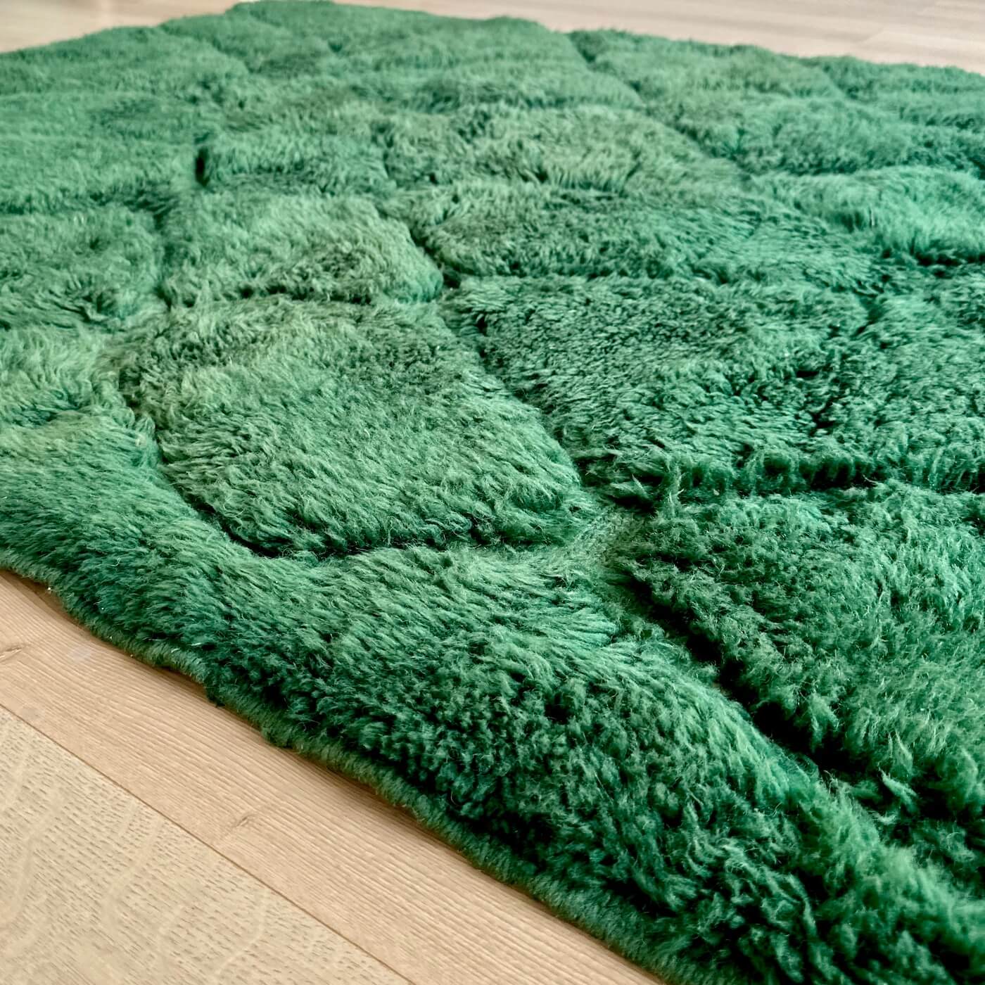 Covor gros și pufos din lână naturală realizat manual în Mrirt, Maroc. Perfect pentru living sau dormitor - dimensiune medie în culoarea verde esmerald - zoom 1