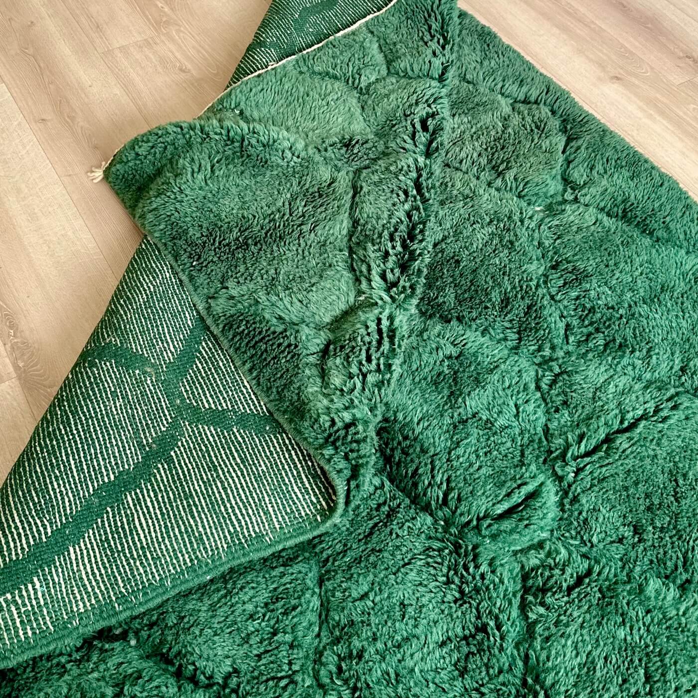 Covor gros și pufos din lână naturală realizat manual în Mrirt, Maroc. Perfect pentru living sau dormitor - dimensiune medie în culoarea verde esmerald - verso