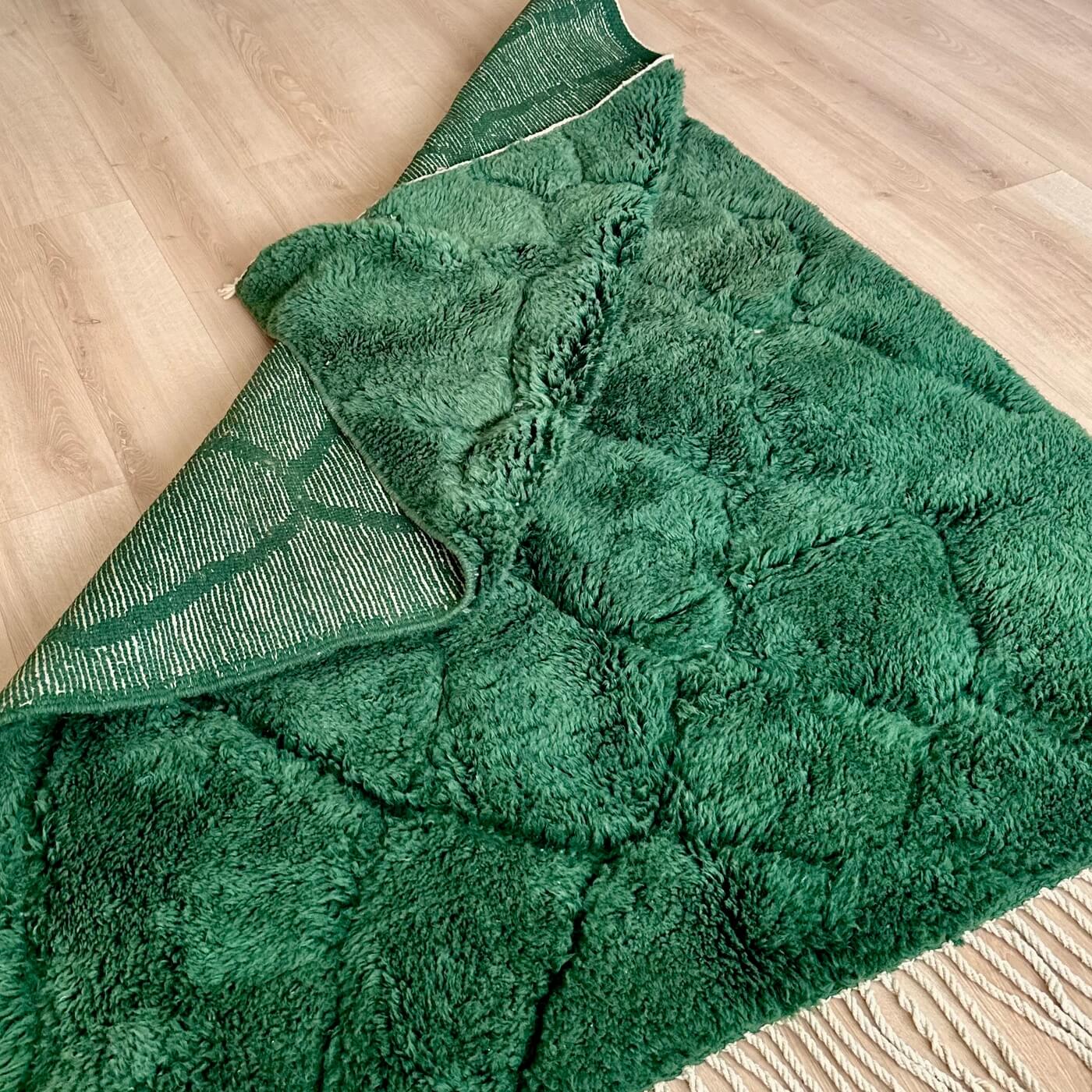 Covor gros și pufos din lână naturală realizat manual în Mrirt, Maroc. Perfect pentru living sau dormitor - dimensiune medie în culoarea verde esmerald - verso 2