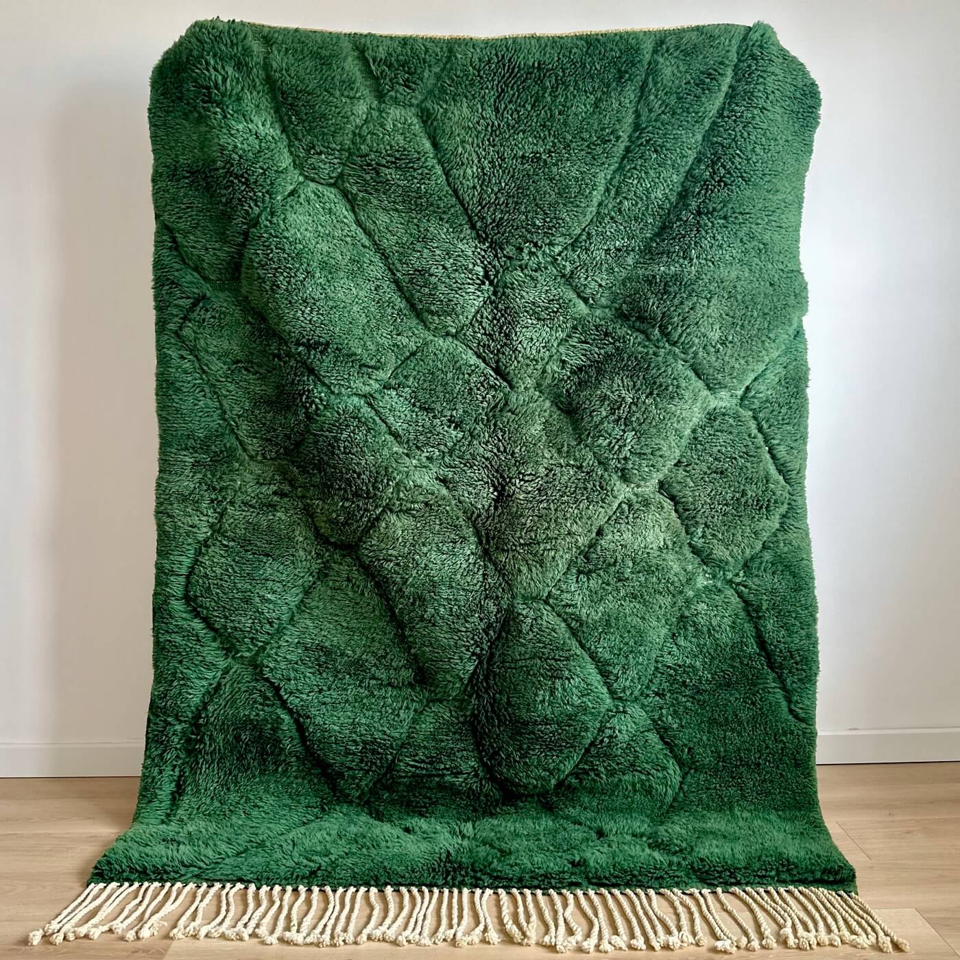 Covor gros și pufos din lână naturală realizat manual în Mrirt, Maroc. Perfect pentru living sau dormitor - dimensiune medie în culoarea verde esmerald