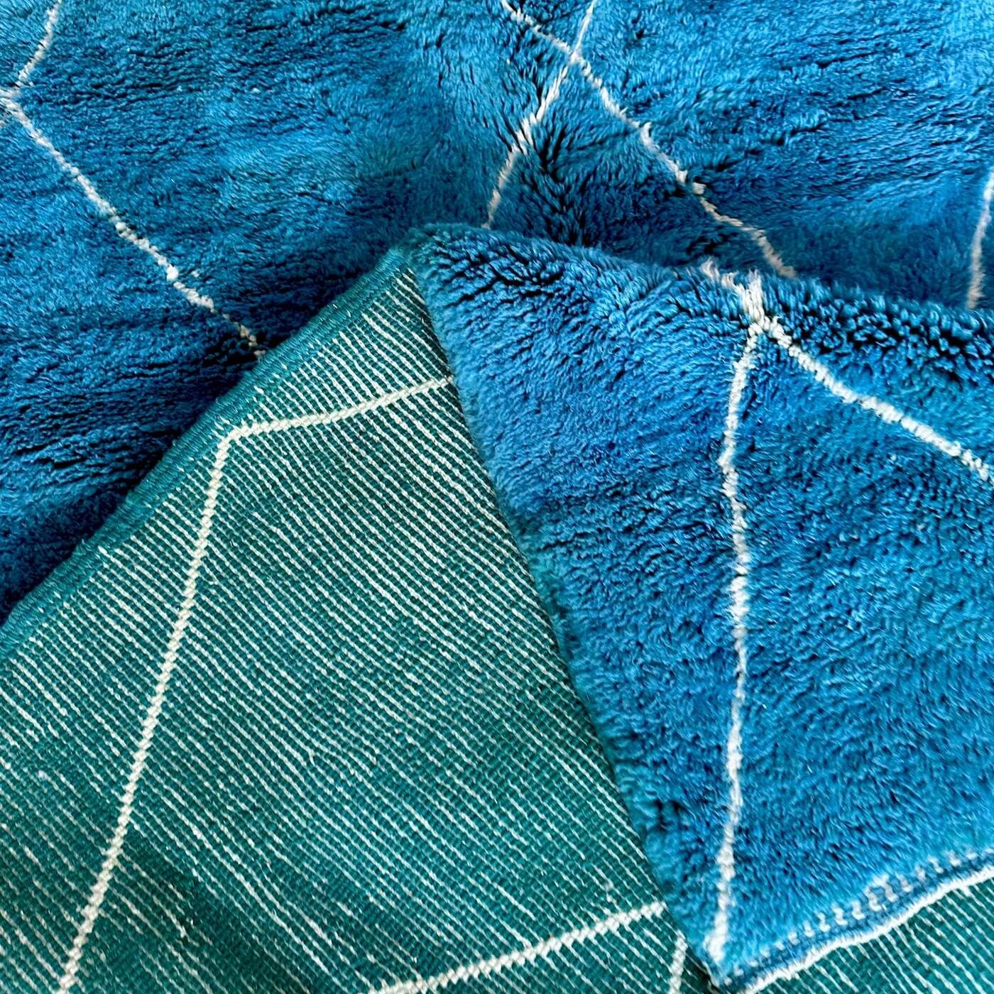 Covor gros și pufos din lână naturală realizat manual în Mrirt, Maroc. Perfect pentru living sau dormitor - dimensiune mare cu linii asimetrice albe pe un fundal albastru turcoaz - verso verde