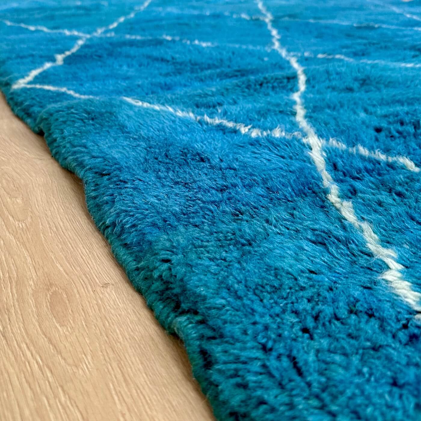 Covor gros și pufos din lână naturală realizat manual în Mrirt, Maroc. Perfect pentru living sau dormitor - dimensiune mare cu linii asimetrice albe pe un fundal albastru turcoaz - zoom1