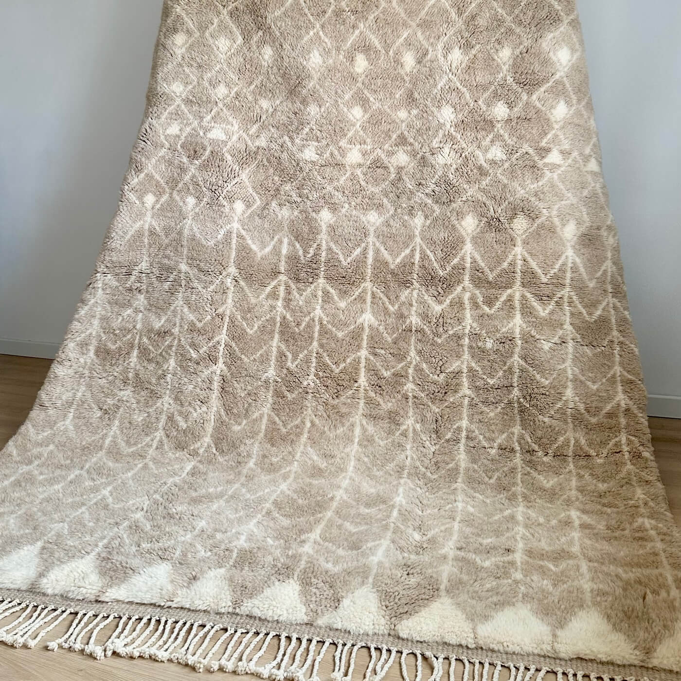 Covor XXL 3 pe 2 - gros și pufos din lână naturală realizat manual în Mrirt, Maroc. Perfect pentru living sau dormitor - culori neutre bej crem - întins 2