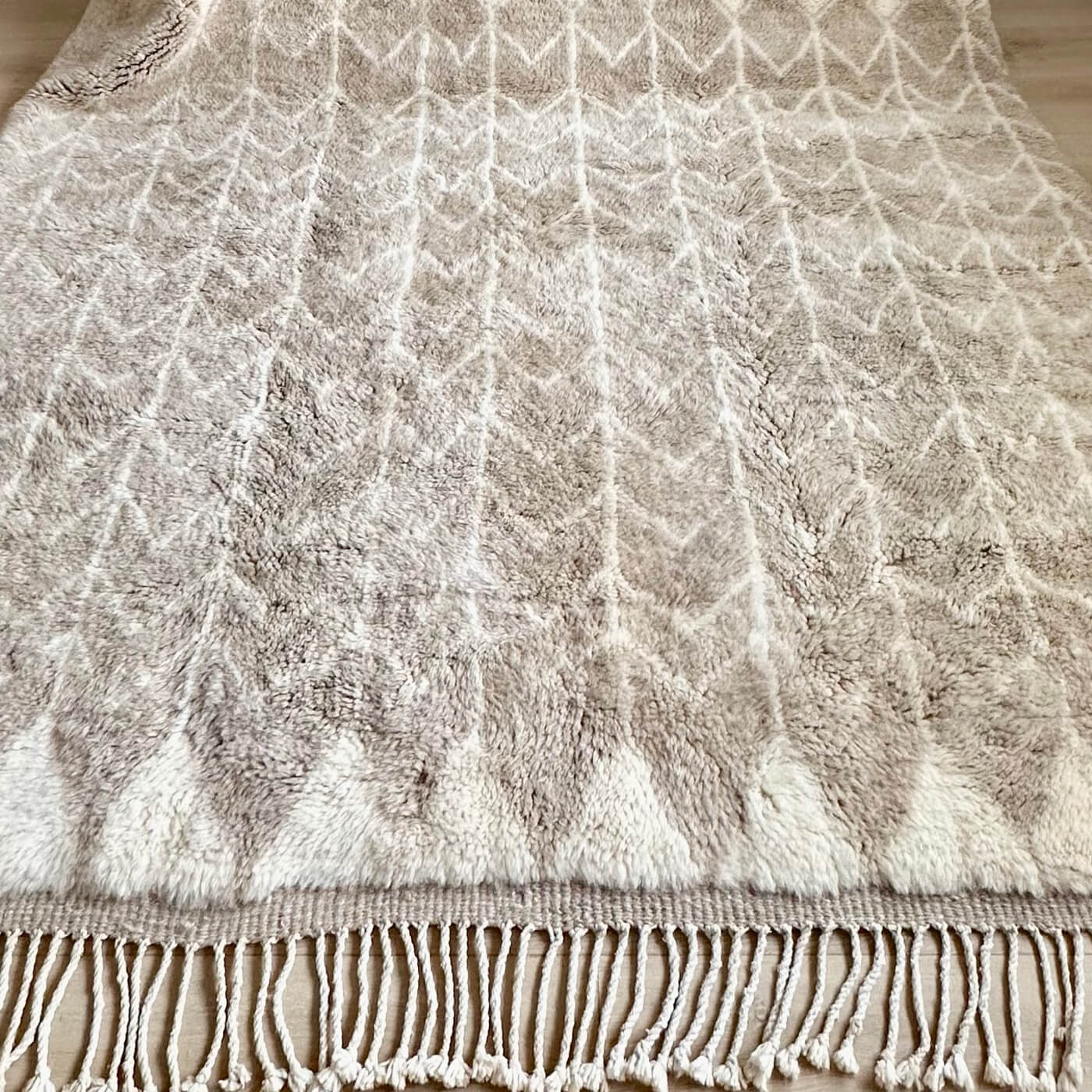 Covor XXL 3 pe 2 - gros și pufos din lână naturală realizat manual în Mrirt, Maroc. Perfect pentru living sau dormitor - culori neutre bej crem - la ciucuri