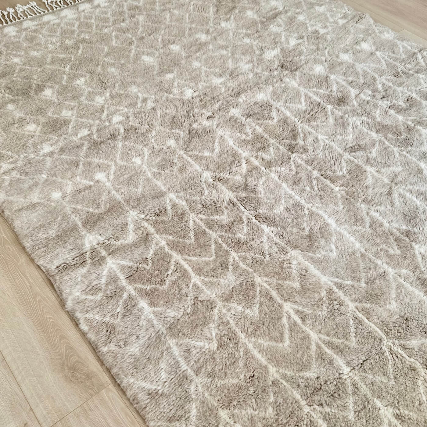 Covor XXL 3 pe 2 - gros și pufos din lână naturală realizat manual în Mrirt, Maroc. Perfect pentru living sau dormitor - culori neutre bej crem - pe podea