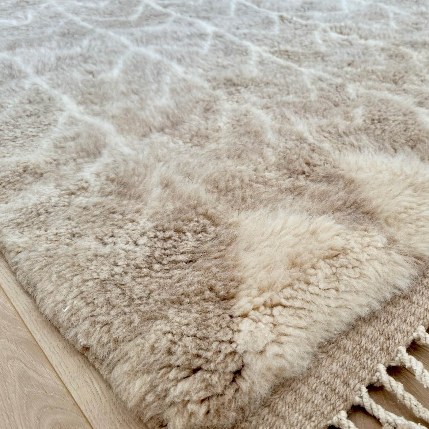 Covor XXL 3 pe 2 - gros și pufos din lână naturală realizat manual în Mrirt, Maroc. Perfect pentru living sau dormitor - culori neutre bej crem - close up