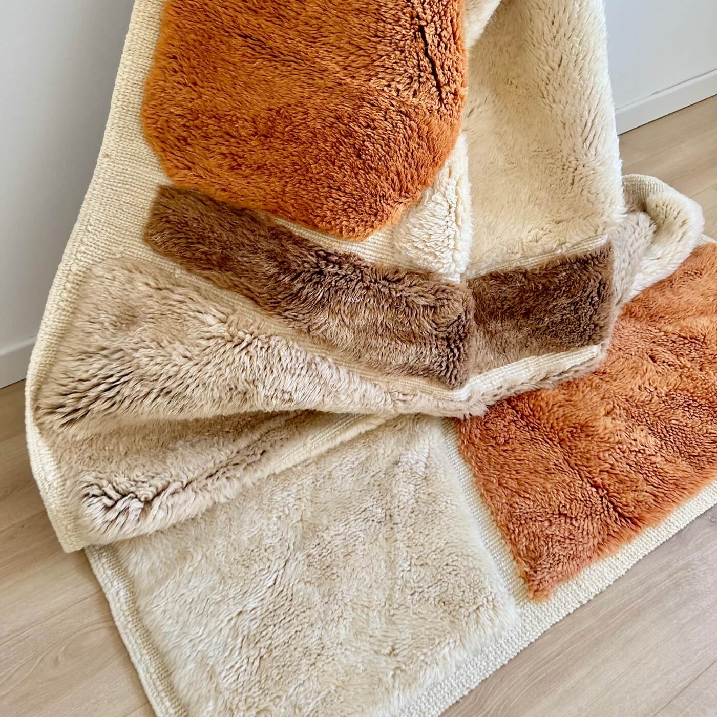 Covor gros și pufos din lână naturală realizat manual în Mrirt, Maroc. Perfect pentru living sau dormitor - dimensiune medie în culori de alb, crem, bej, maro si teracota - fir lung