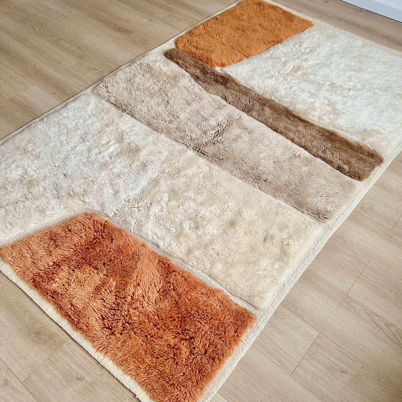 Covor gros și pufos din lână naturală realizat manual în Mrirt, Maroc. Perfect pentru living sau dormitor - dimensiune medie în culori de alb, crem, bej, maro si teracota - pe podea