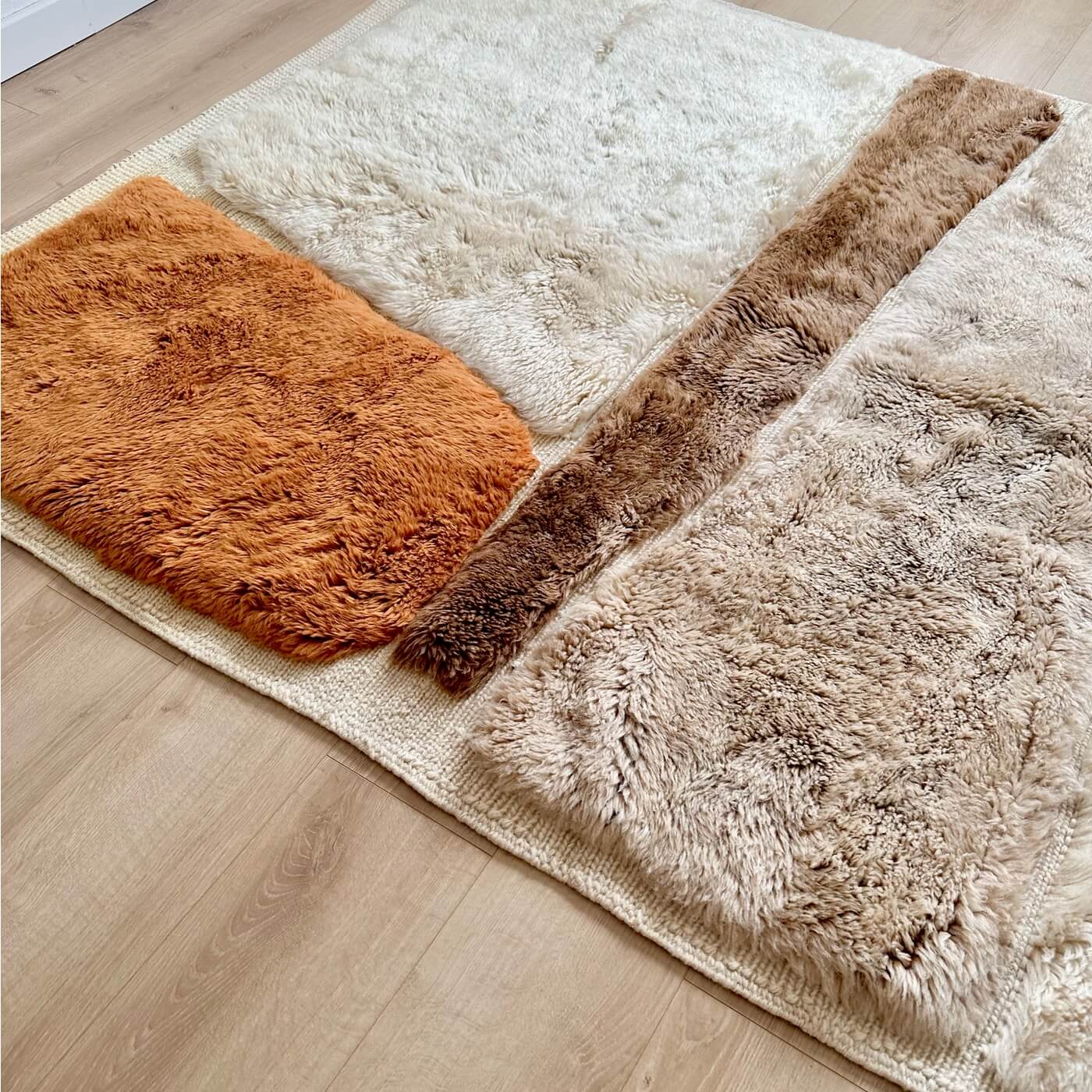 Covor gros și pufos din lână naturală realizat manual în Mrirt, Maroc. Perfect pentru living sau dormitor - dimensiune medie în culori de alb, crem, bej, maro si teracota - frumos