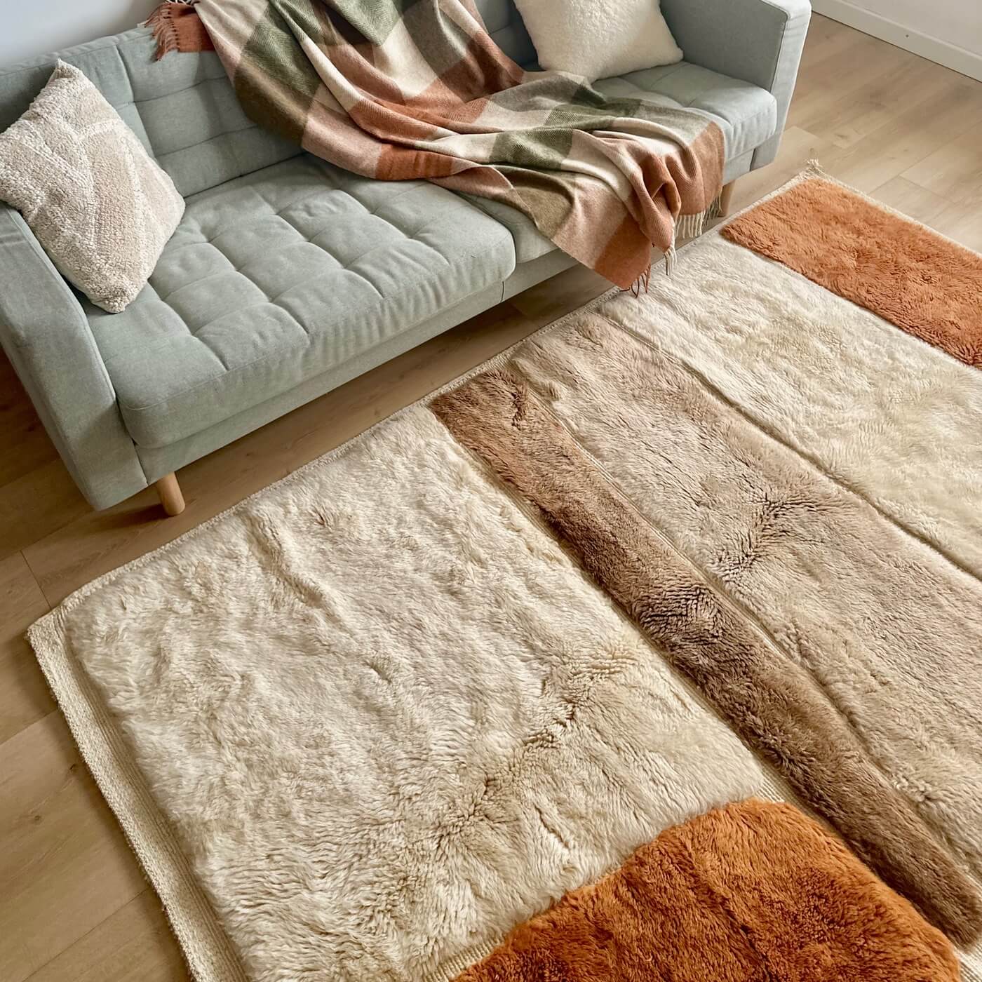 Covor gros și pufos din lână naturală realizat manual în Mrirt, Maroc. Perfect pentru living sau dormitor - dimensiune medie în culori de alb, crem, bej, maro si teracota - în fața canapelei