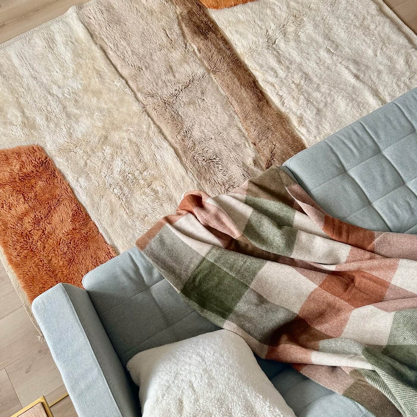 Covor gros și pufos din lână naturală realizat manual în Mrirt, Maroc. Perfect pentru living sau dormitor - dimensiune medie în culori de alb, crem, bej, maro si teracota - pov 1