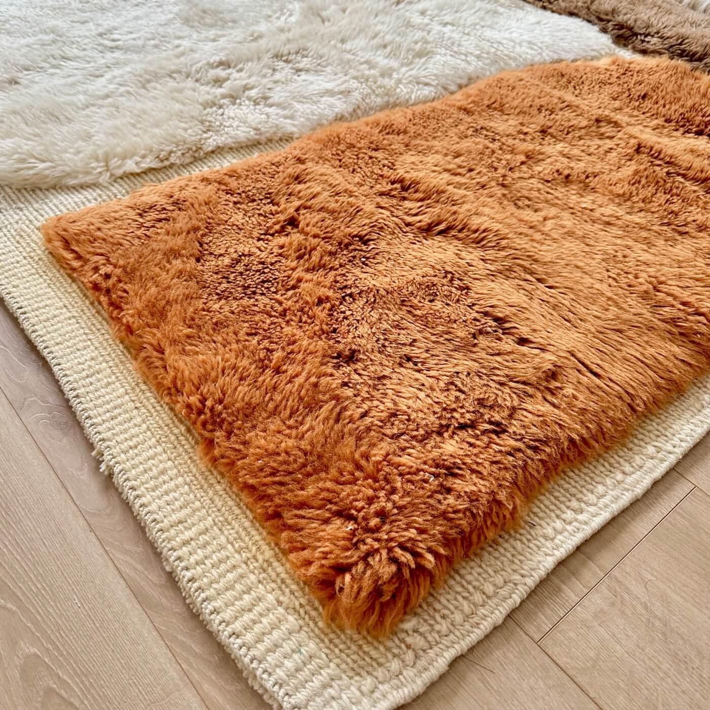 Covor gros și pufos din lână naturală realizat manual în Mrirt, Maroc. Perfect pentru living sau dormitor - dimensiune medie în culori de alb, crem, bej, maro si teracota - color bleeding 1