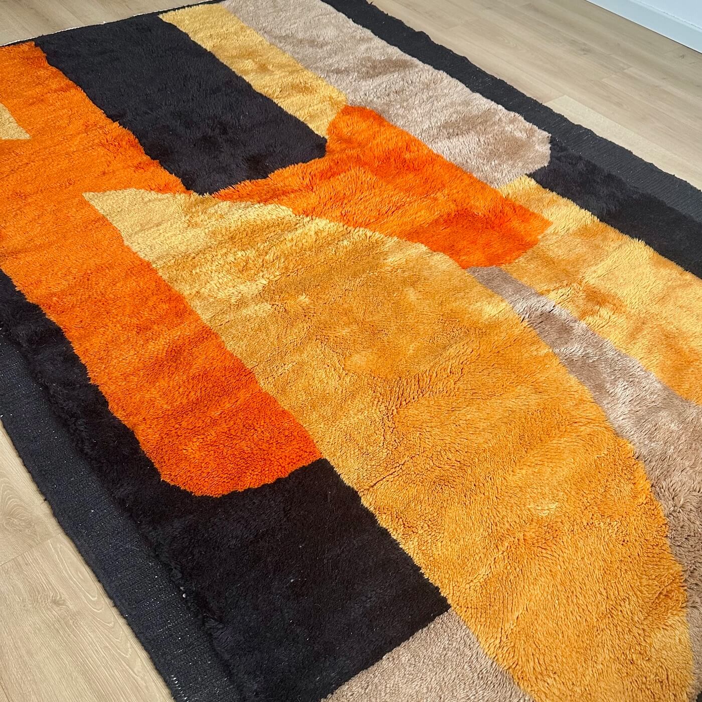Covor gros și pufos din lână naturală 300 x 200 cm - realizat manual în Mrirt, Maroc. Perfect pentru living sau dormitor - culori calde de galben, teracota, maro si negru - pe podea
