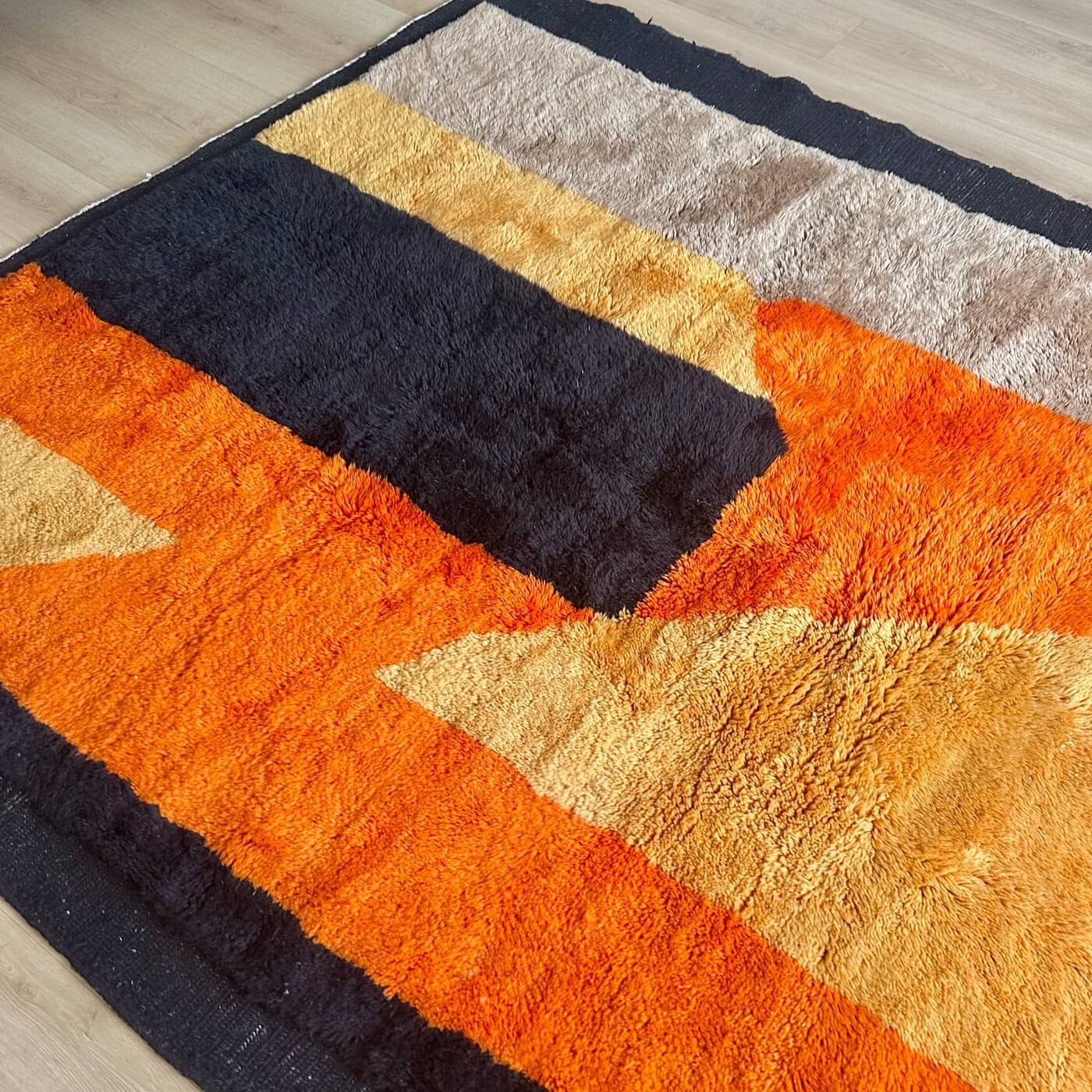 Covor gros și pufos din lână naturală 300 x 200 cm - realizat manual în Mrirt, Maroc. Perfect pentru living sau dormitor - culori calde de galben, teracota, maro si negru - one end