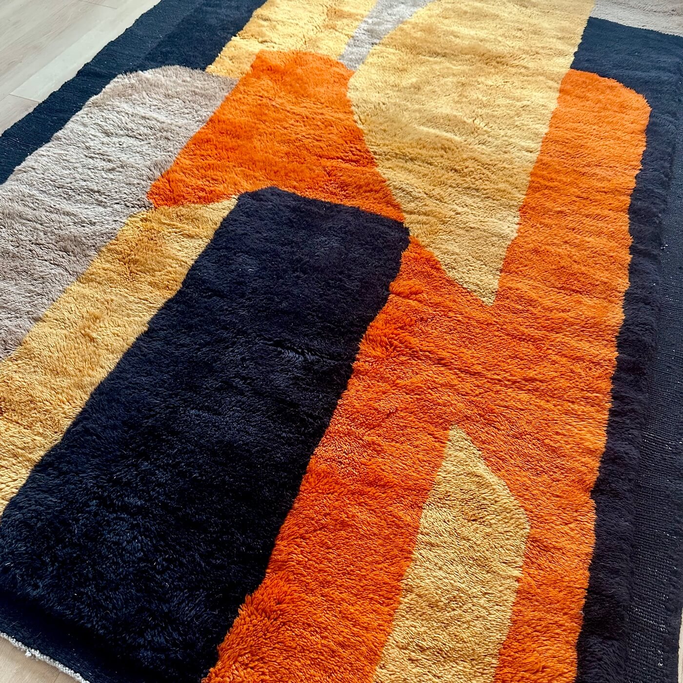 Covor gros și pufos din lână naturală 300 x 200 cm - realizat manual în Mrirt, Maroc. Perfect pentru living sau dormitor - culori calde de galben, teracota, maro si negru - covor deosebit de frumos