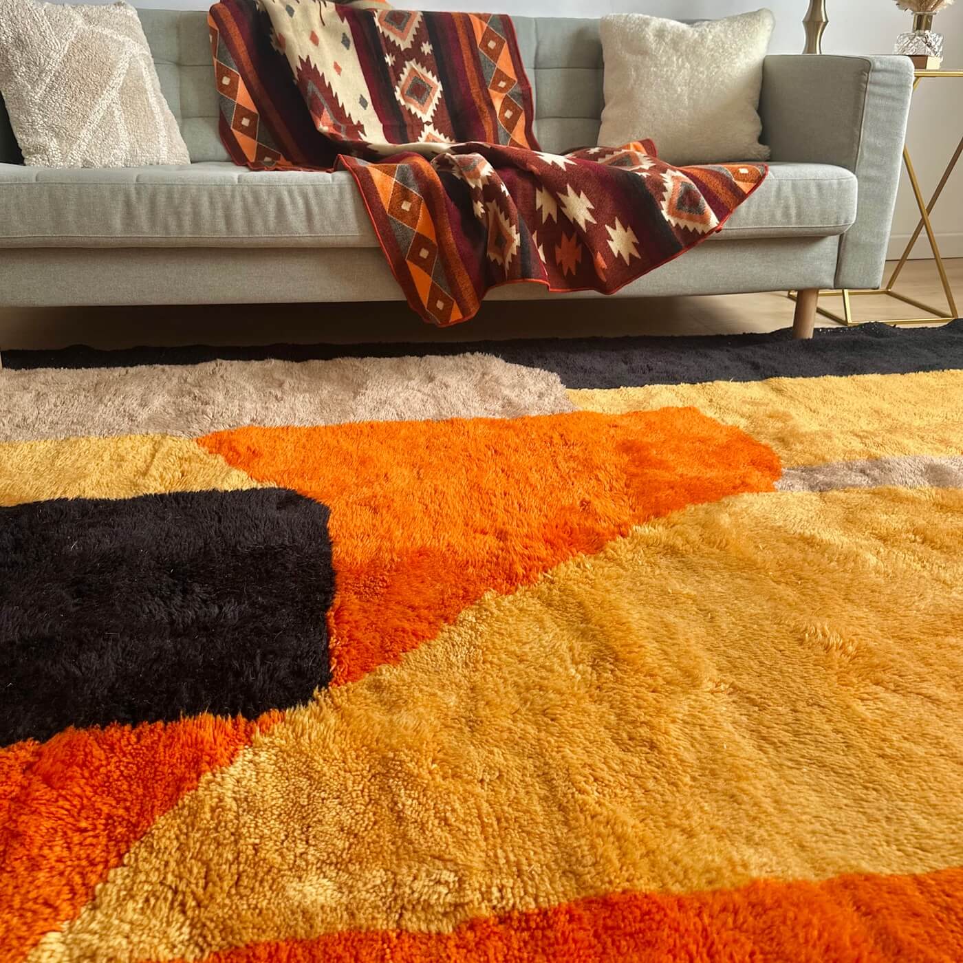 Covor gros și pufos din lână naturală 300 x 200 cm - realizat manual în Mrirt, Maroc. Perfect pentru living sau dormitor - culori calde de galben, teracota, maro si negru - în fața canapelei