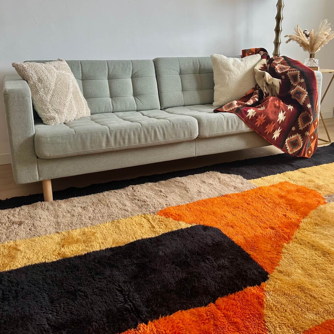 Covor gros și pufos din lână naturală 300 x 200 cm - realizat manual în Mrirt, Maroc. Perfect pentru living sau dormitor - culori calde de galben, teracota, maro si negru - living