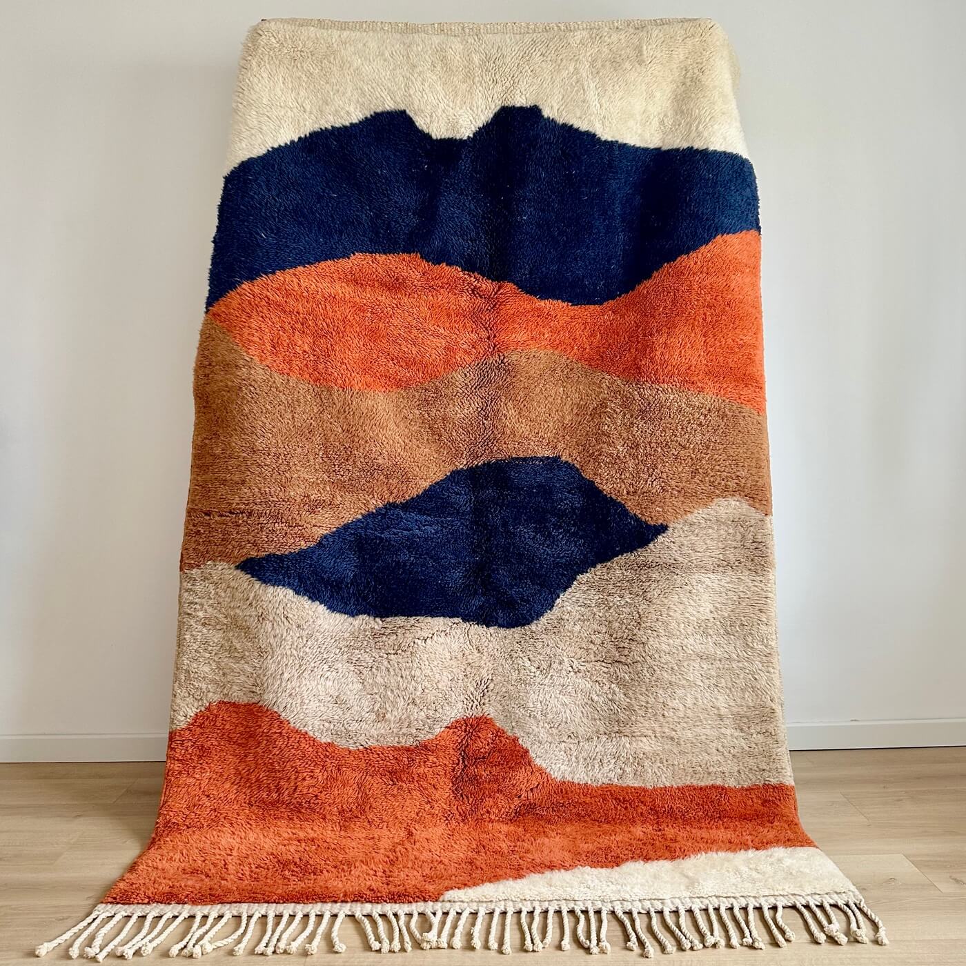 Covor gros și pufos din lână naturală realizat manual în Mrirt, Maroc. Perfect pentru living sau dormitor - dimensiune medie în culori de bej, maro, teracota si albastru