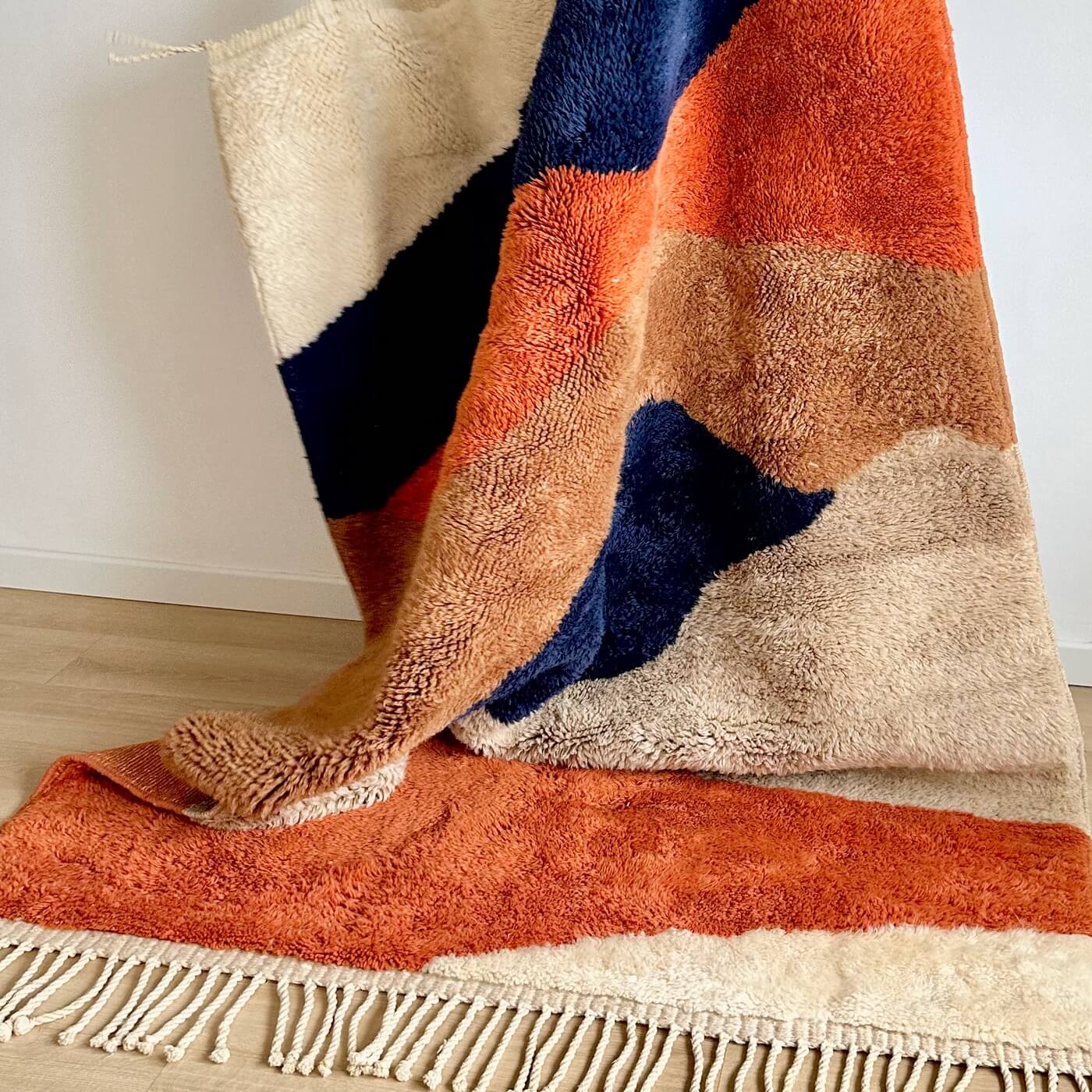 Covor modern gros și pufos din lână naturală realizat manual în Mrirt, Maroc. Perfect pentru living sau dormitor - dimensiune medie în culori de bej, maro, teracota si albastru - deosebit