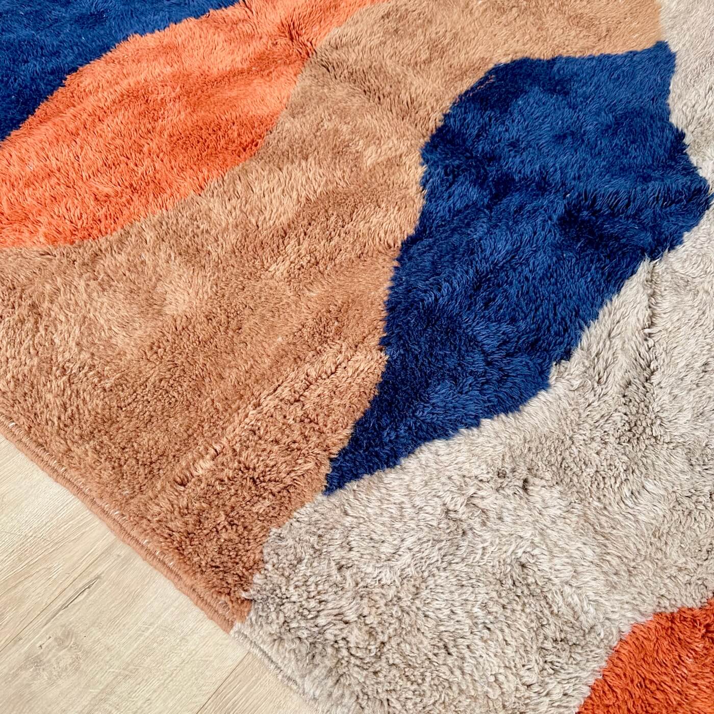 Covor modern gros și pufos din lână naturală realizat manual în Mrirt, Maroc. Perfect pentru living sau dormitor - dimensiune medie în culori de bej, maro, teracota si albastru - zoom