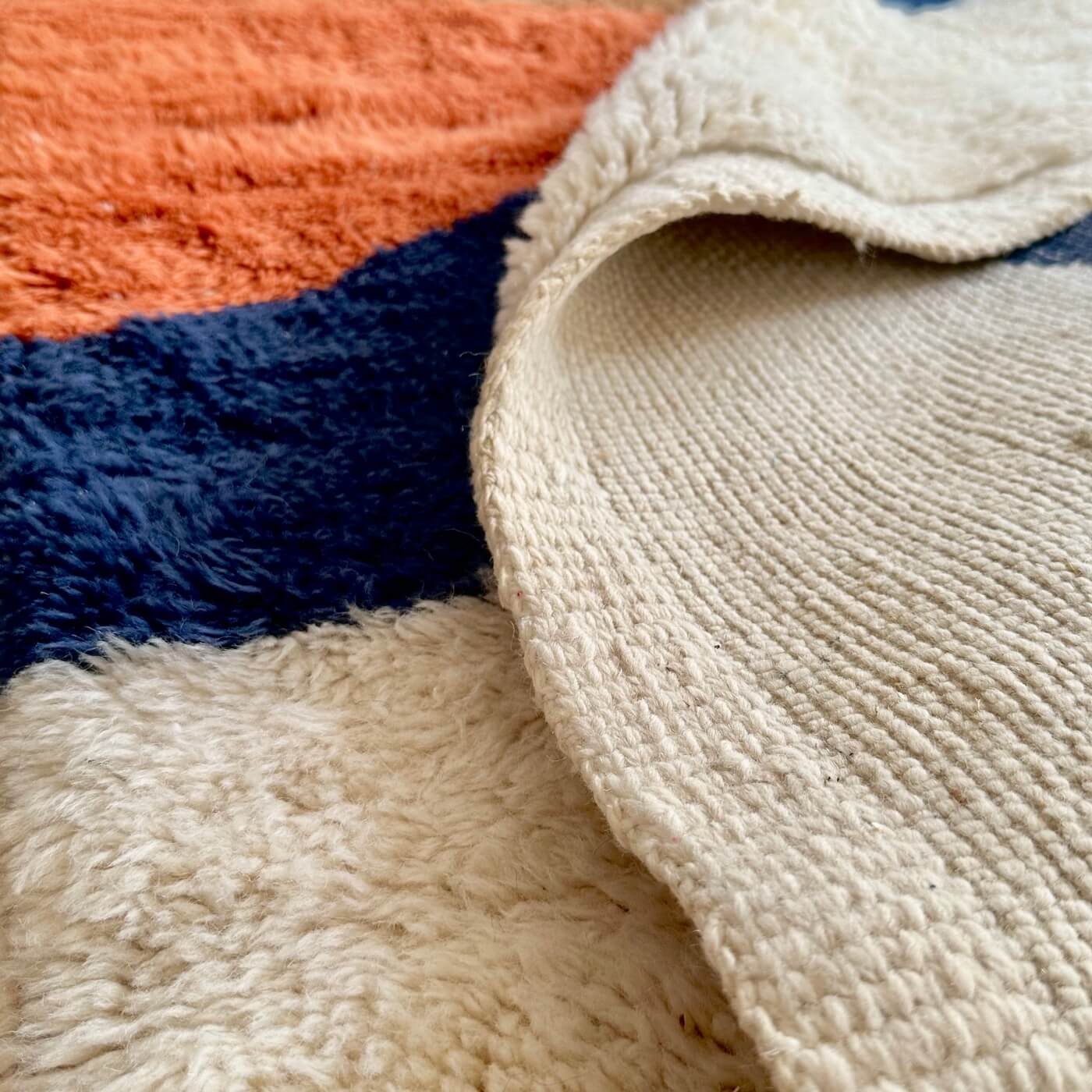 Covor modern gros și pufos din lână naturală realizat manual în Mrirt, Maroc. Perfect pentru living sau dormitor - dimensiune medie în culori de bej, maro, teracota si albastru - verso