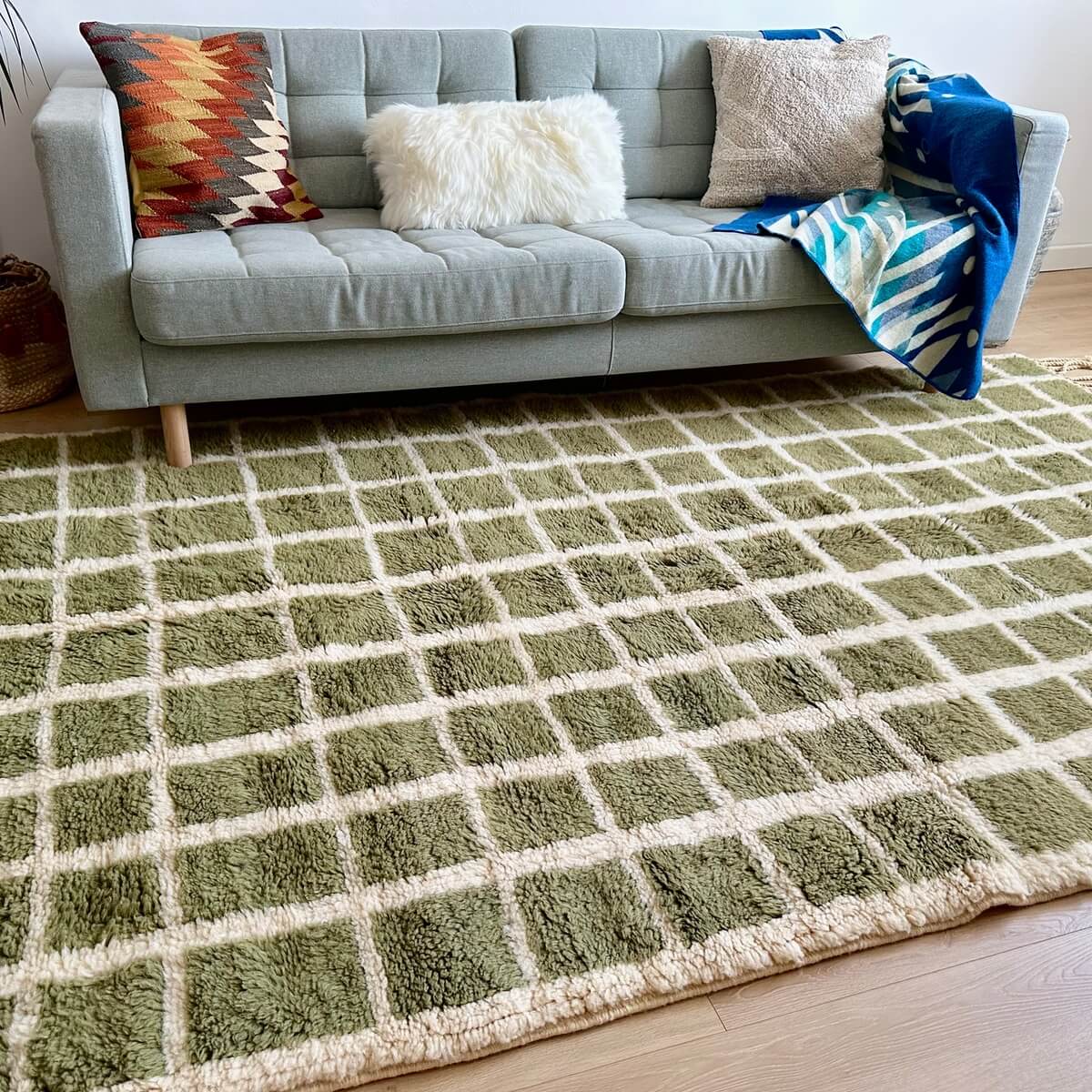 Covor marocan dens si pufos, realizat prin innodare din lana organica, model modern in carouri, culoare sage green - verde salvie, marime 255x155, idee decor