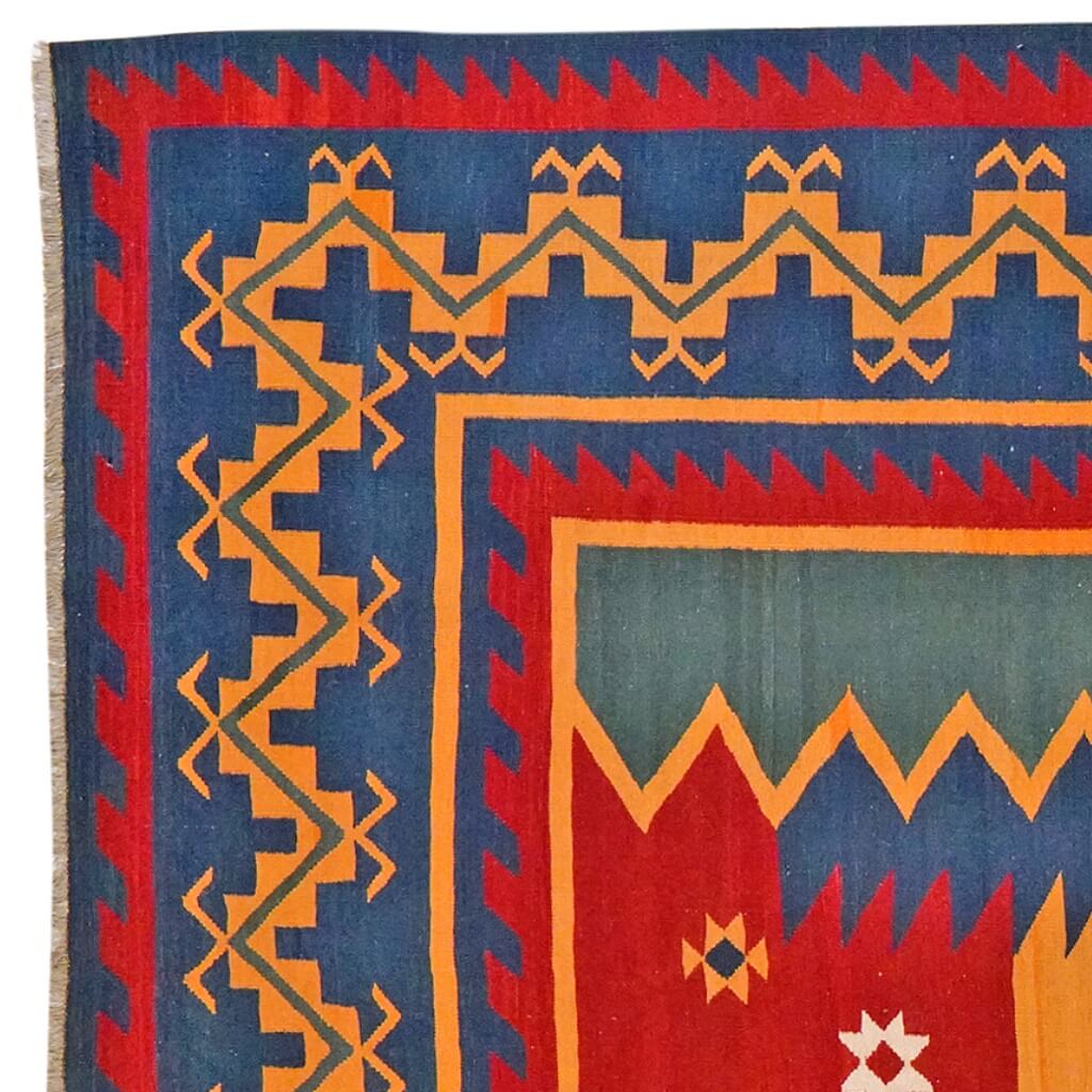 Covor din lână țesut manual cu motive geometrice tricolor, Kilim Gashghai (398cm x 326cm) cu franjuri