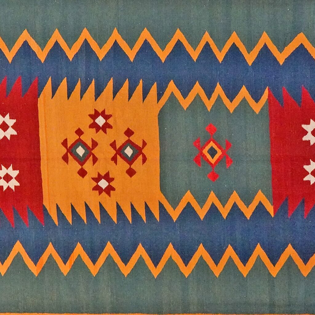 Covor din lână țesut manual cu motive geometrice in culori rosu, galben si albastru Kilim Gashghai (398cm x 326cm) in detaliu