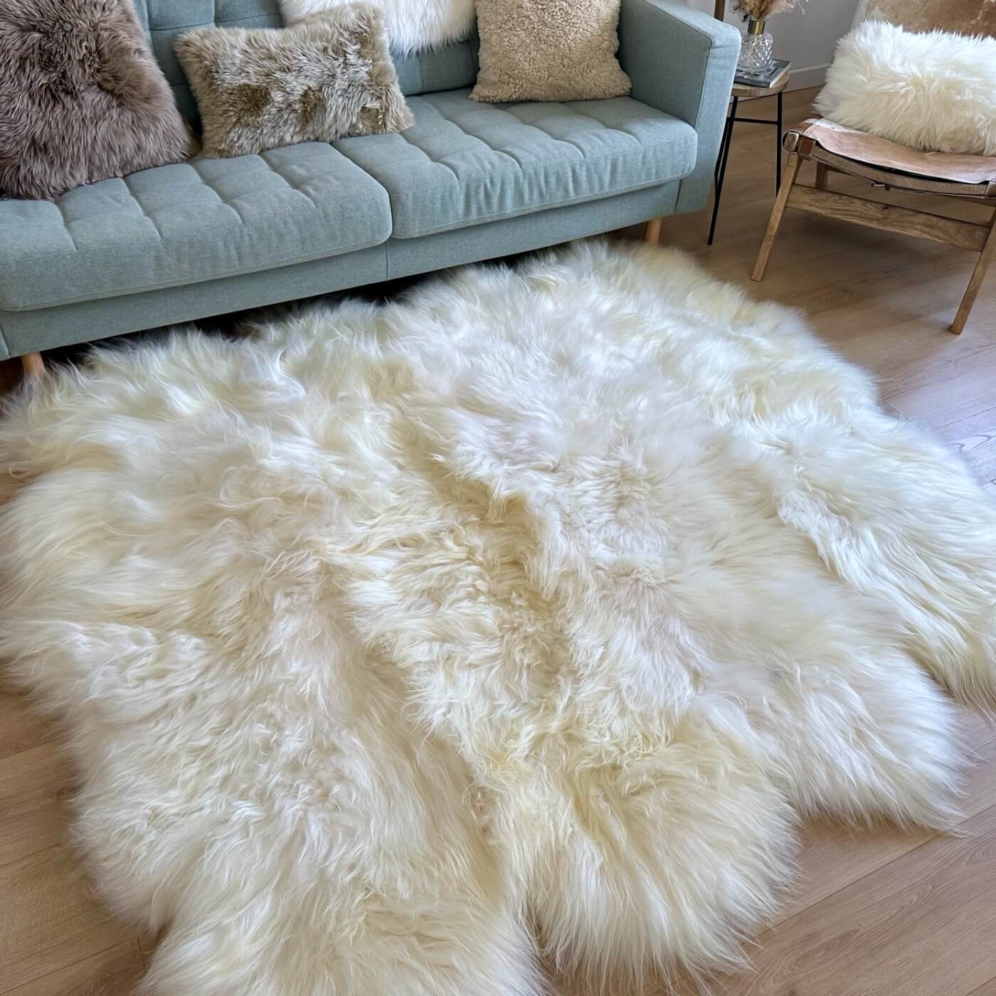 Covor Sexto (8 piei) din Blană Naturală de Oaie Islandeză, Alb - în living