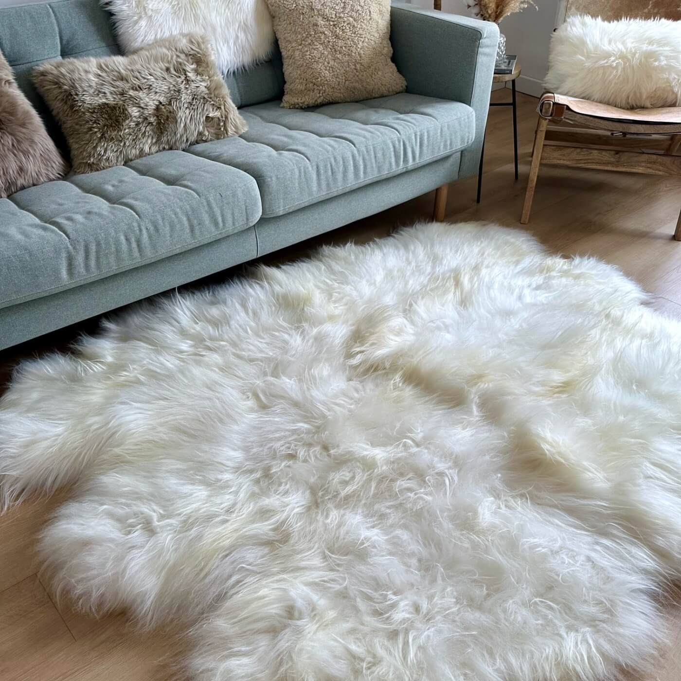 Covor sexto din blană naturală de oaie islandeză realizat din 6 piei întregi cusute împreună, în living