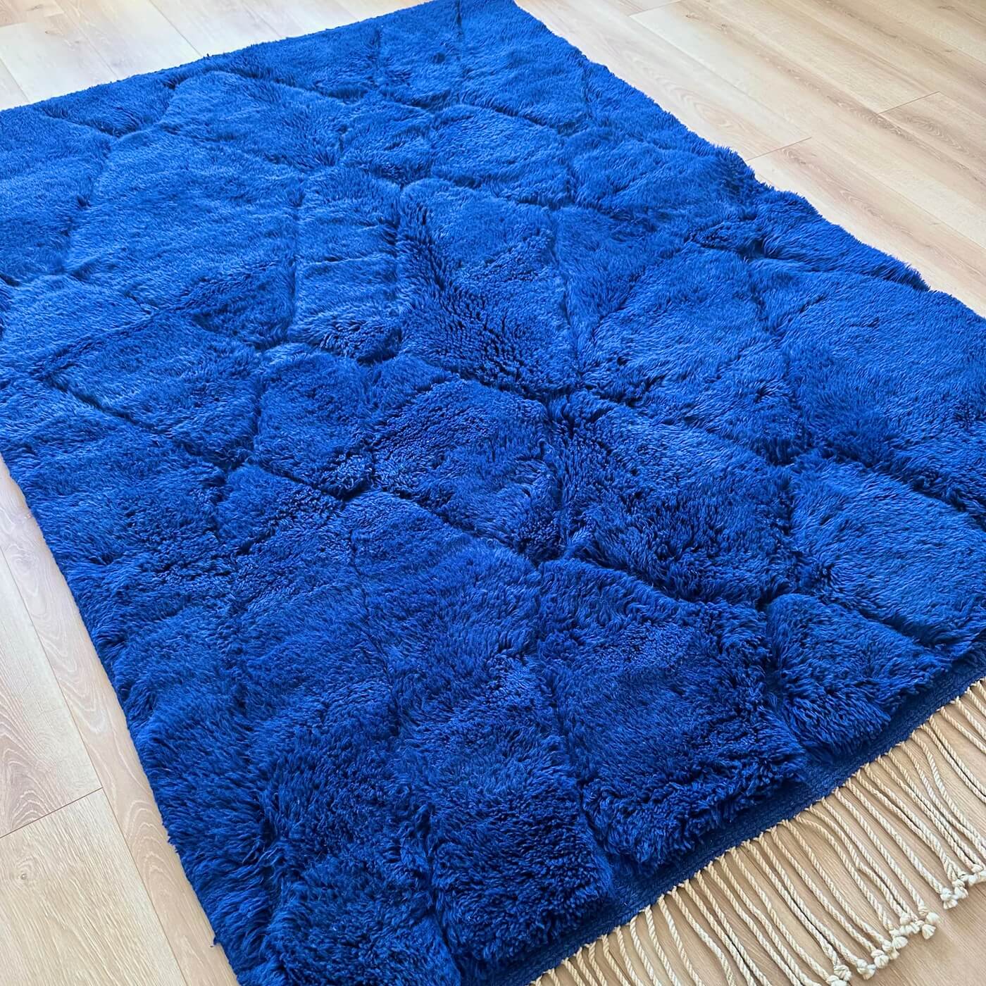 Covor marocan din lână organică Beni Mrirt Crossroads, Albastru, 200x140 cm, dens, gros si pufos, perfect pentru living si dormitor, pe podea