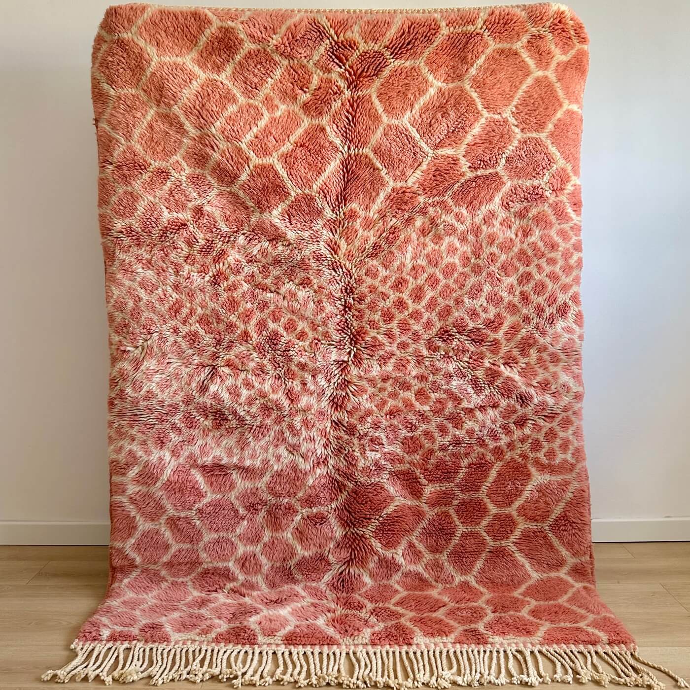 Covor Marocan din Lână Organică - Beni Mrirt Mosaique, Roz Deschis - 200x140 - dens, gros si pufos - ideal pentru dormitor sau camera copii - atârnat